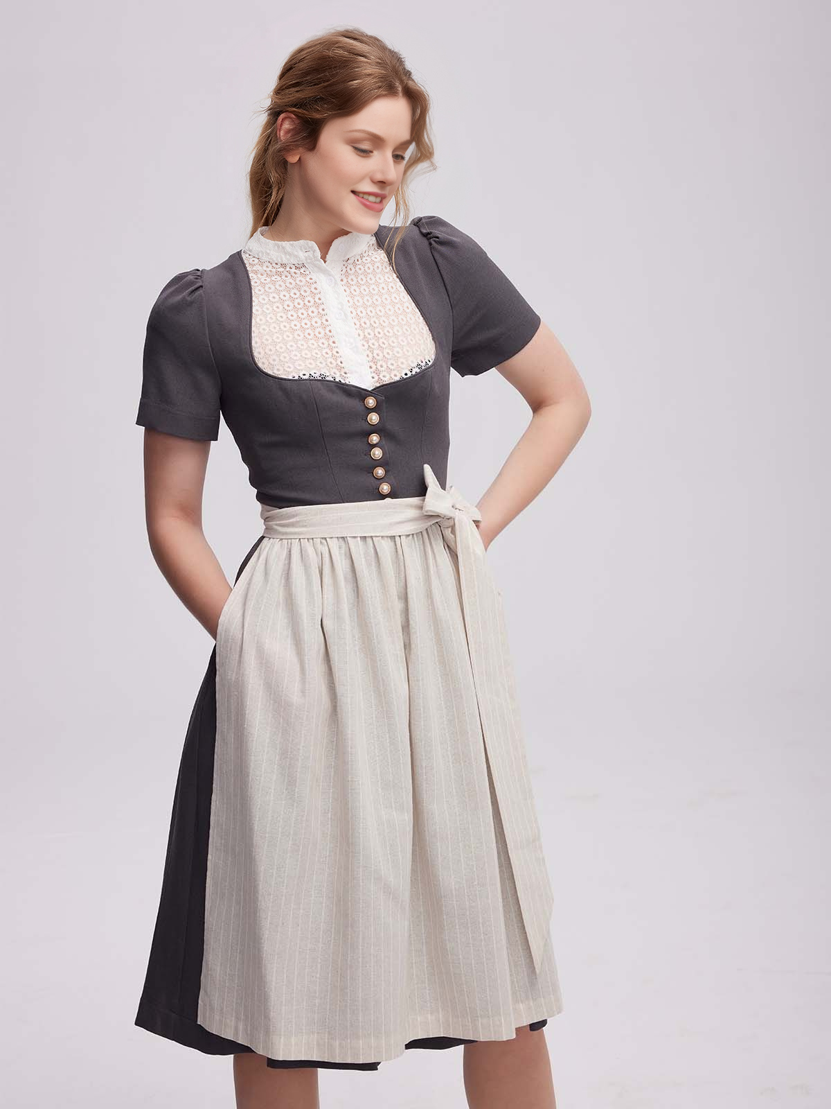 Modernes lila Dirndl mit schlankem Schnitt