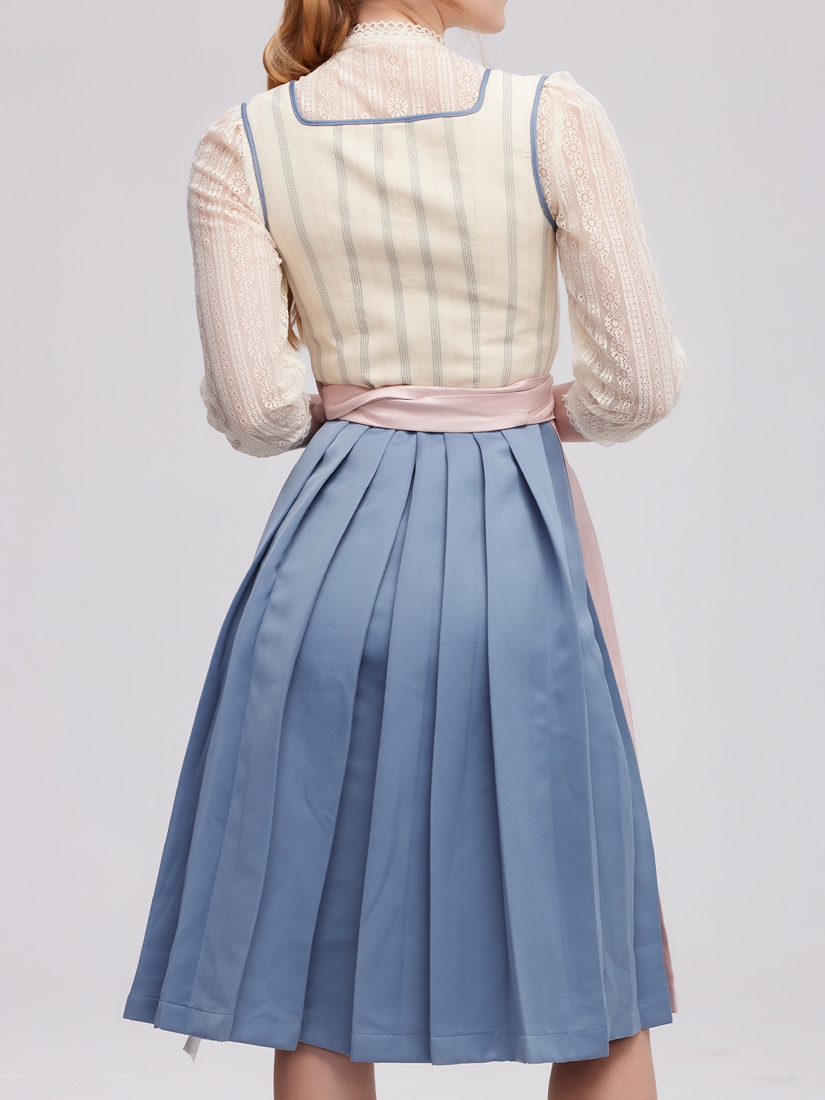 Modernes Dirndl in Salbeigrün – perfekt für Stadt und Land