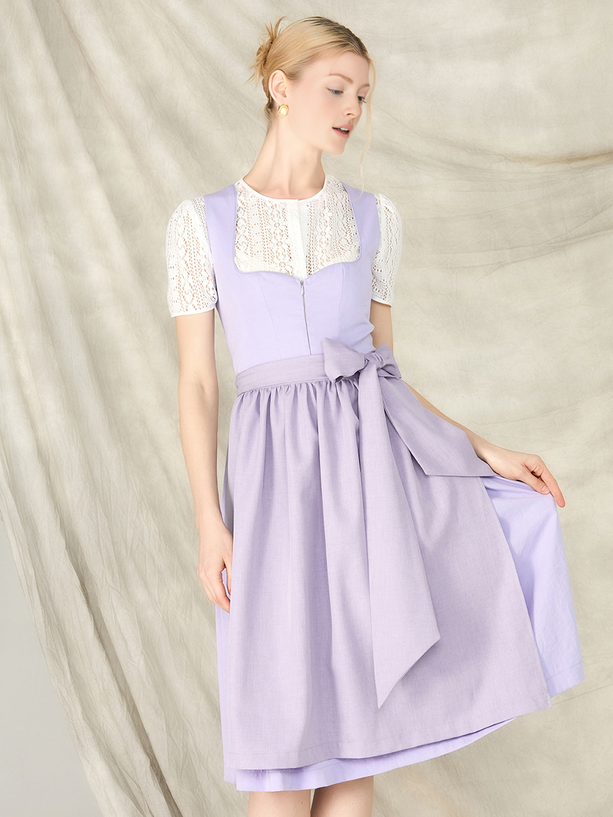 Petite Dirndl in Lila – feminin und stilvoll