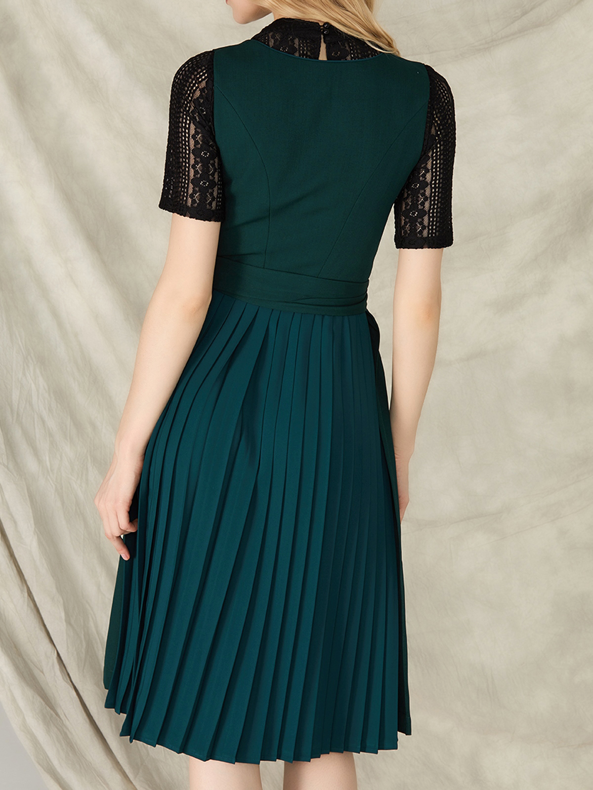 Beiges Dirndl mit eleganter Bluse