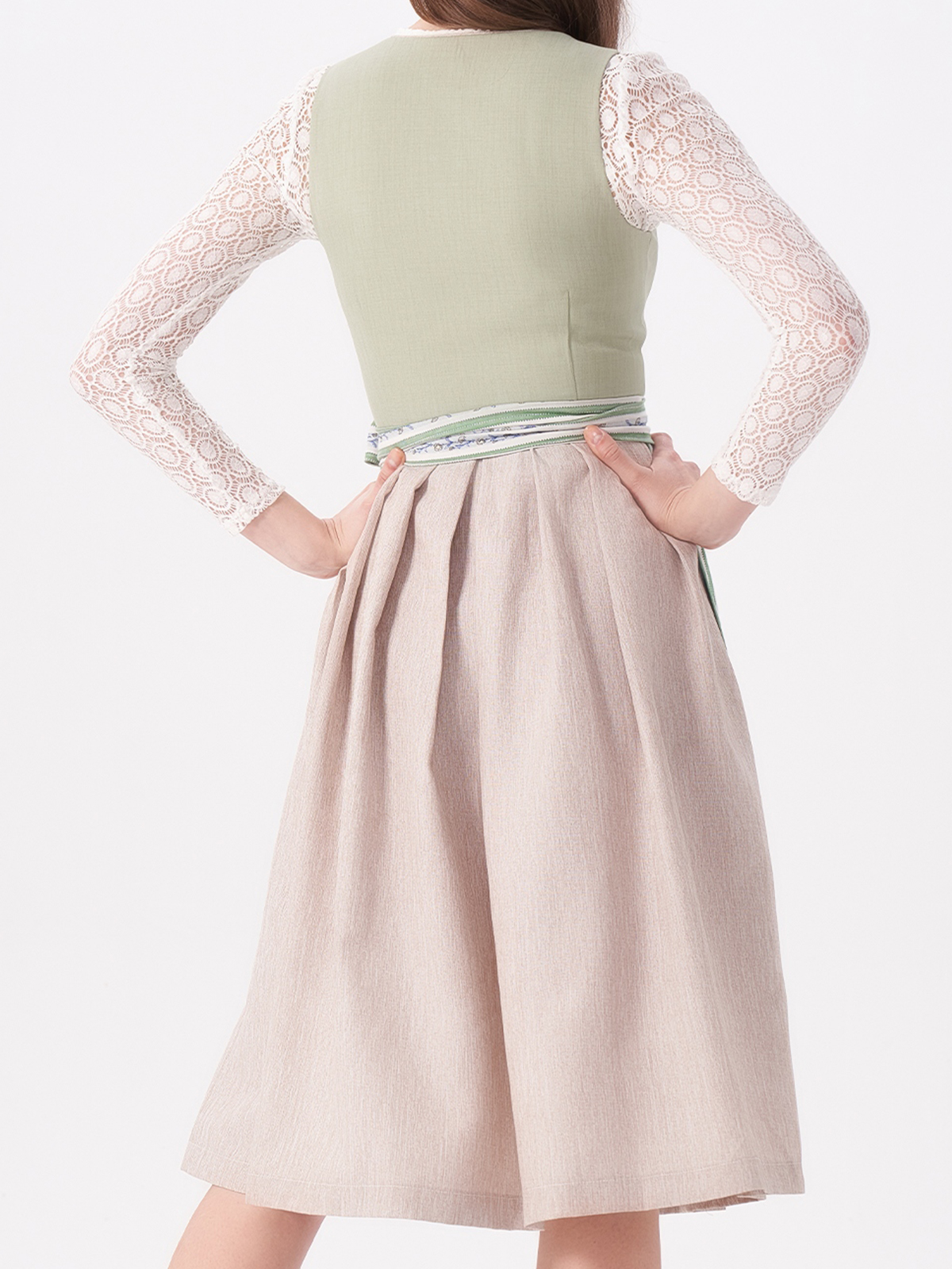 Elegantes hellblaues Dirndl mit floralen Details