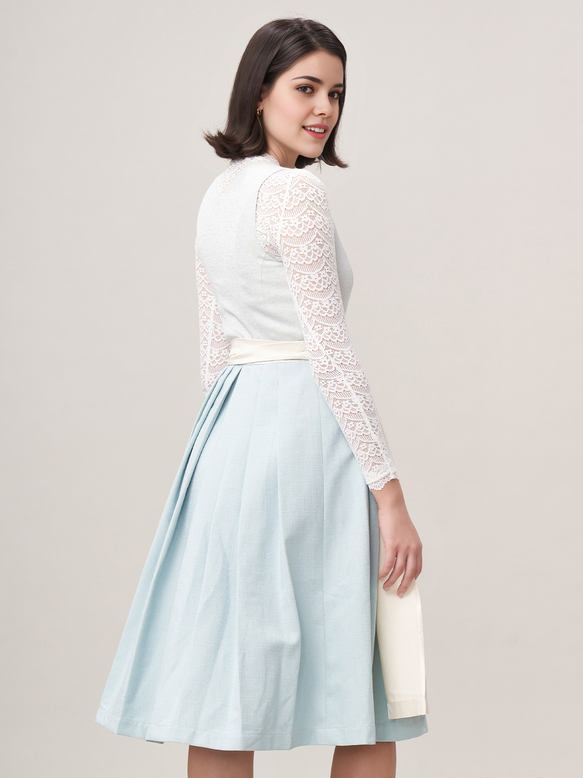 Dunkelblaues Dirndl mit traditioneller Schürze
