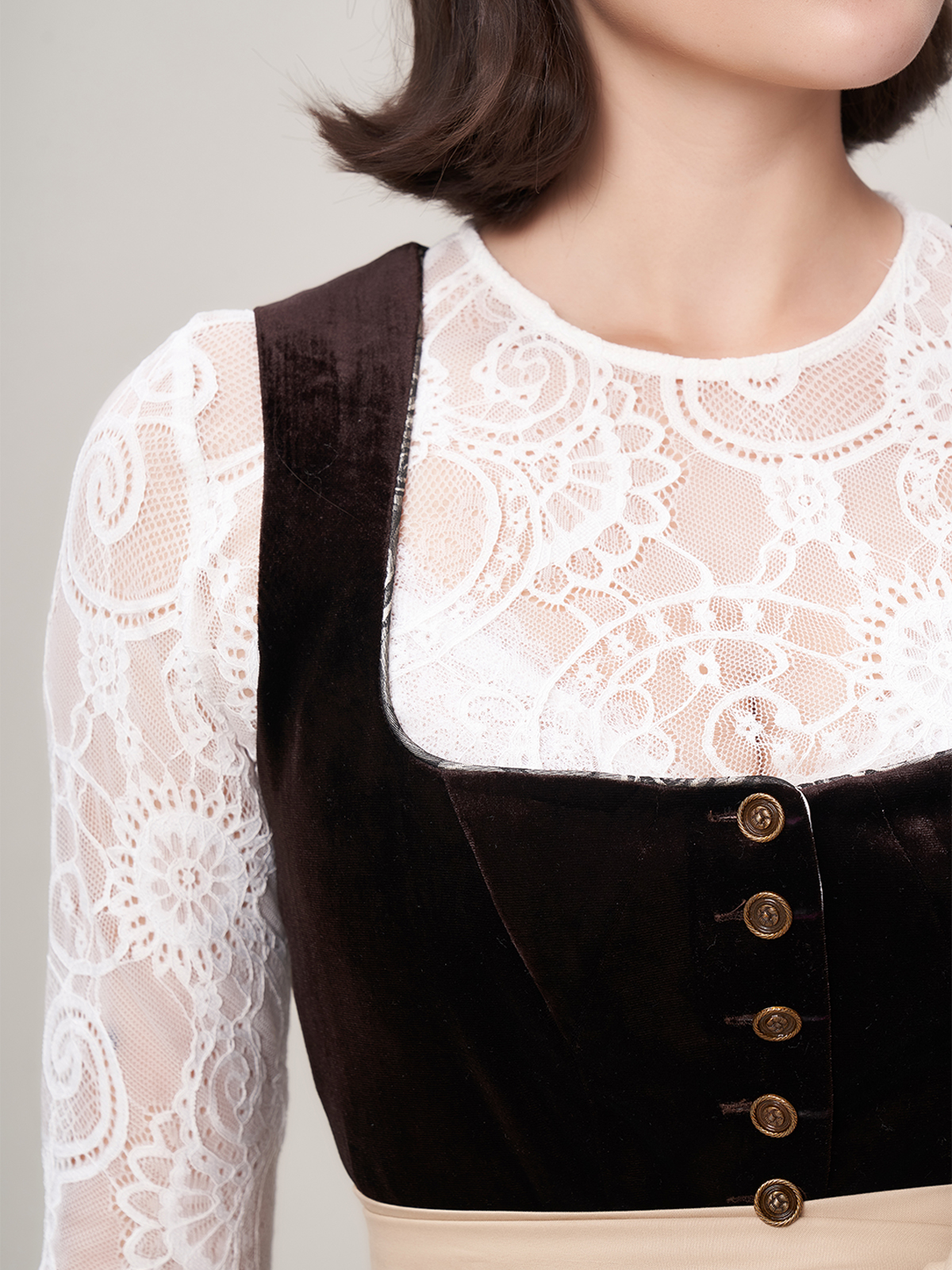 Dirndl in Braun mit modernem Schnitt
