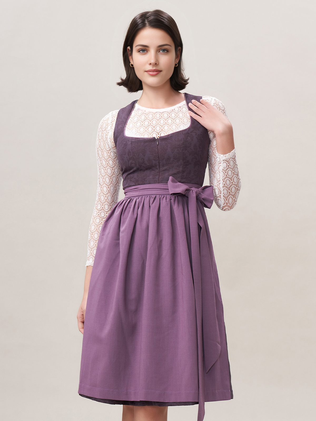Goldenes Dirndl mit lila Akzenten