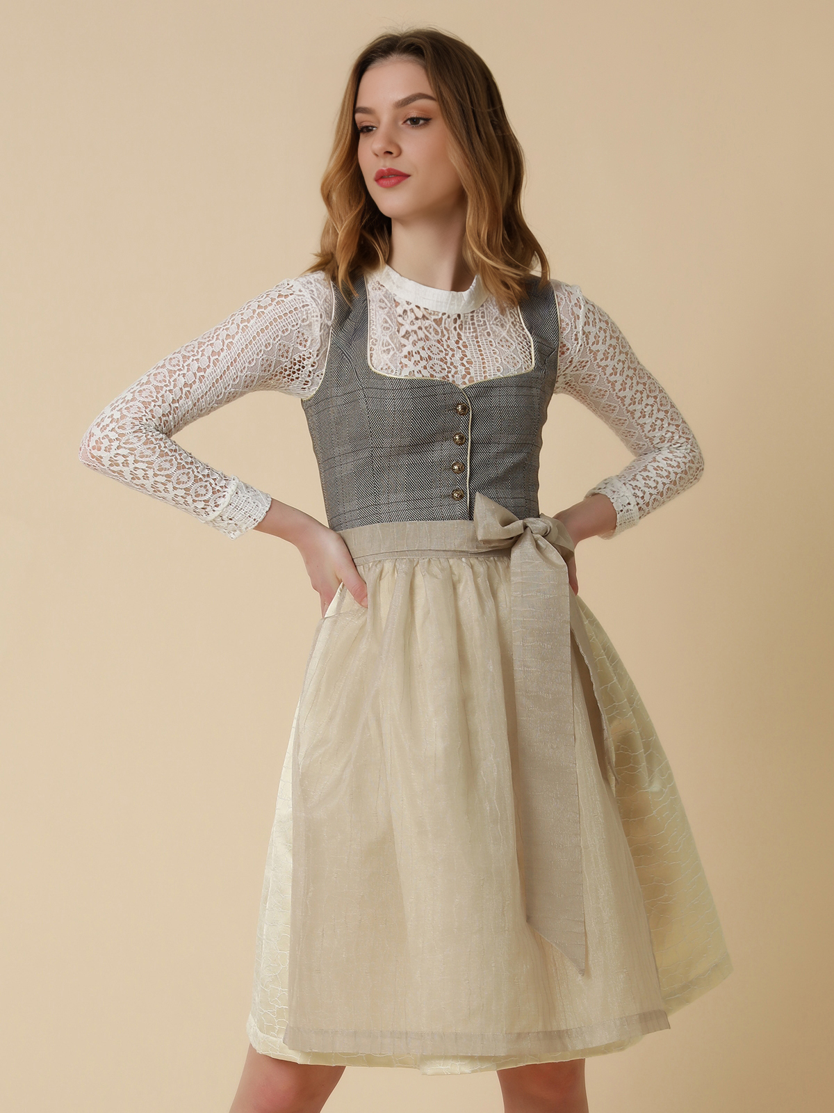 Dirndl hellgrau in eleganter Ausführung