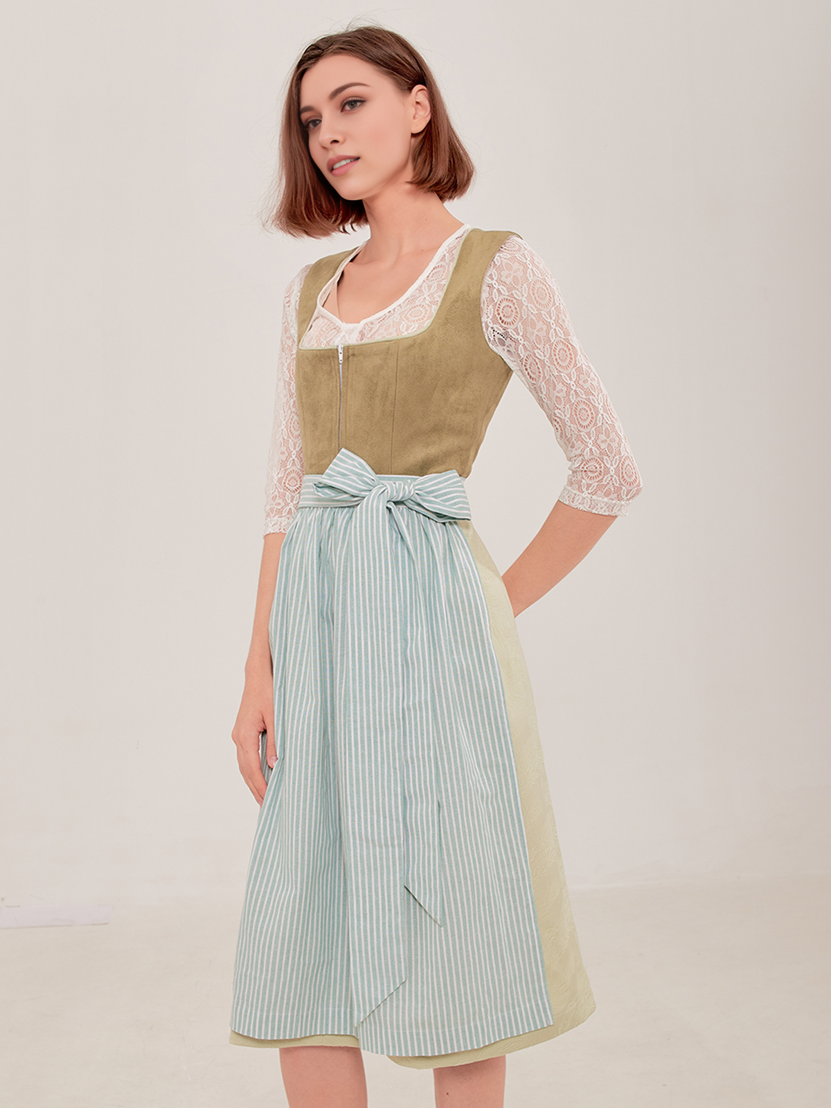 Dirndl in Brombeerfarbe