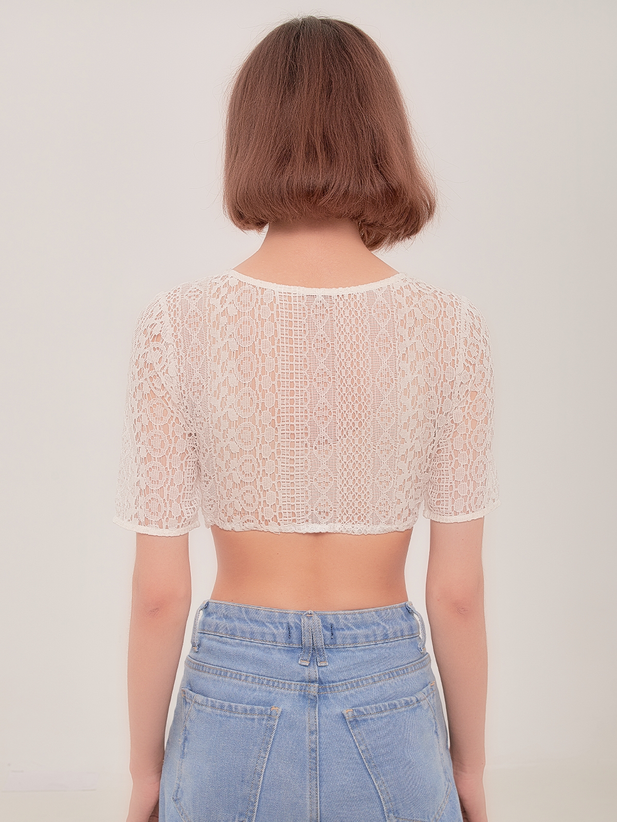 Moderne geschlossene Dirndlbluse in Weiß mit feinen Details
