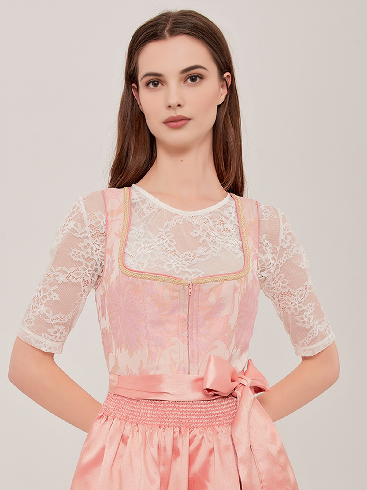 Tradition meets modern: Ein rosa Samt-Dirndl mit aufwendigen Details