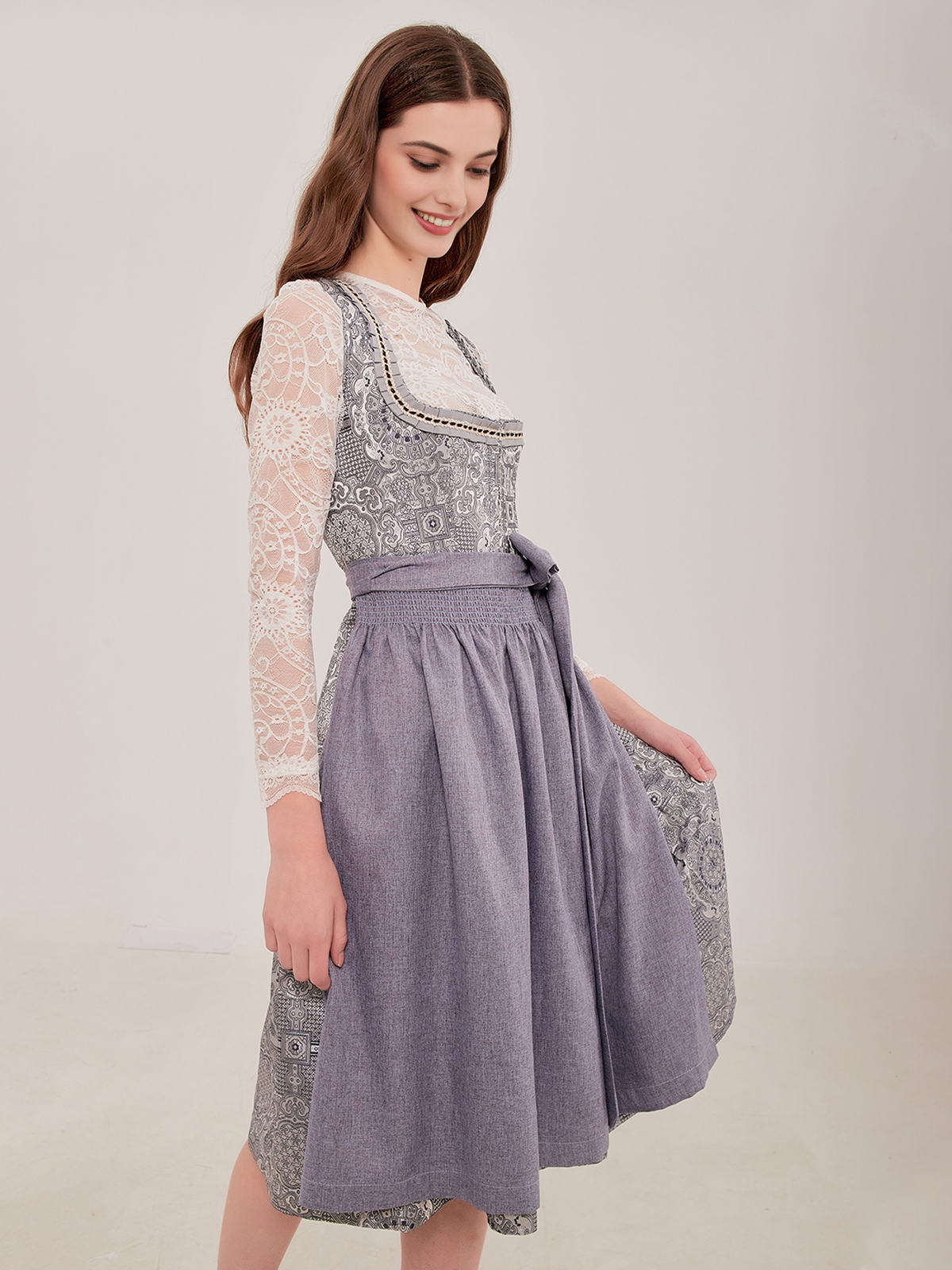Ein elegantes Dirndl in Brombeerfarbe, perfekt für festliche Anlässe