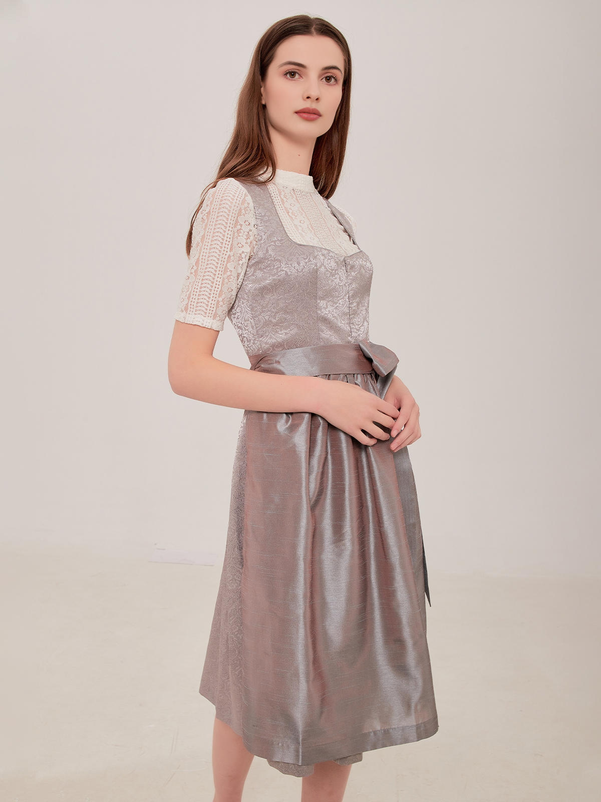 Ein modernes grünes Dirndl mit floralen Applikationen