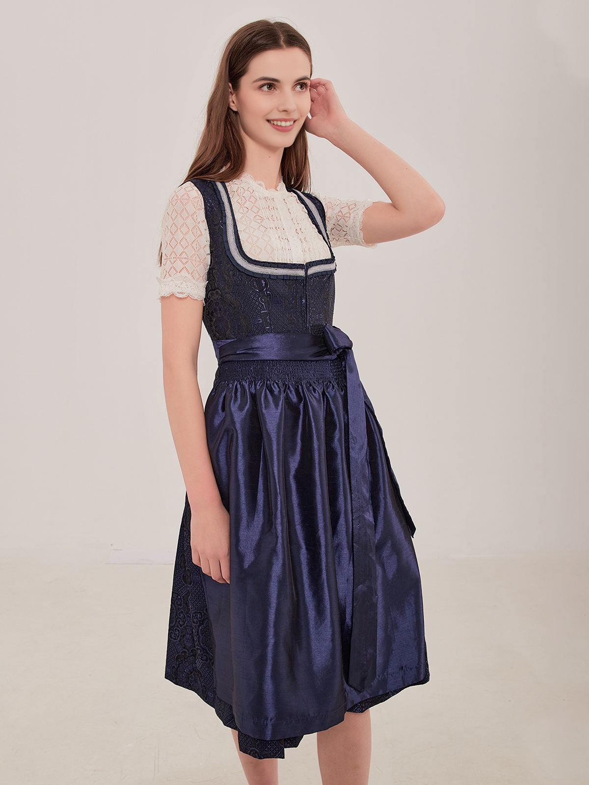 Weinrote Dirndlbluse mit blauem Dirndl