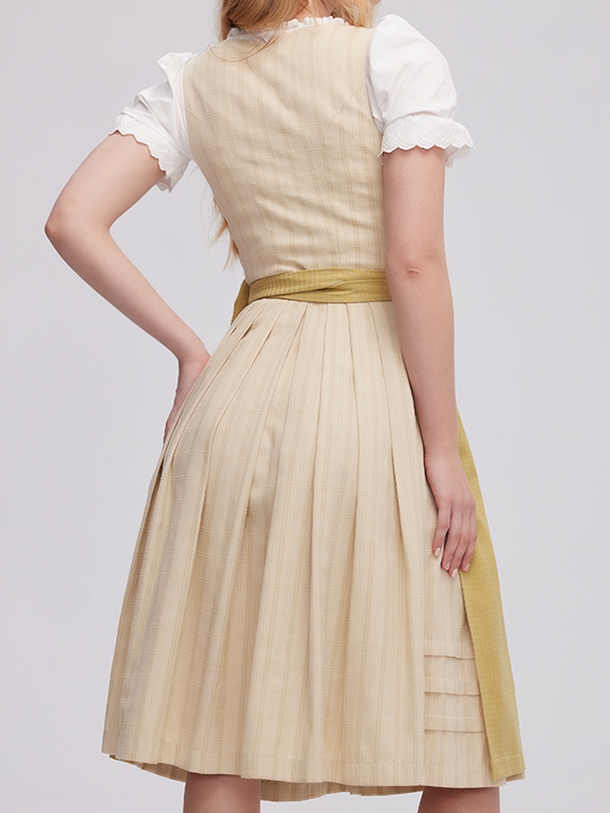 Dirndl in Grün mit floralen Details