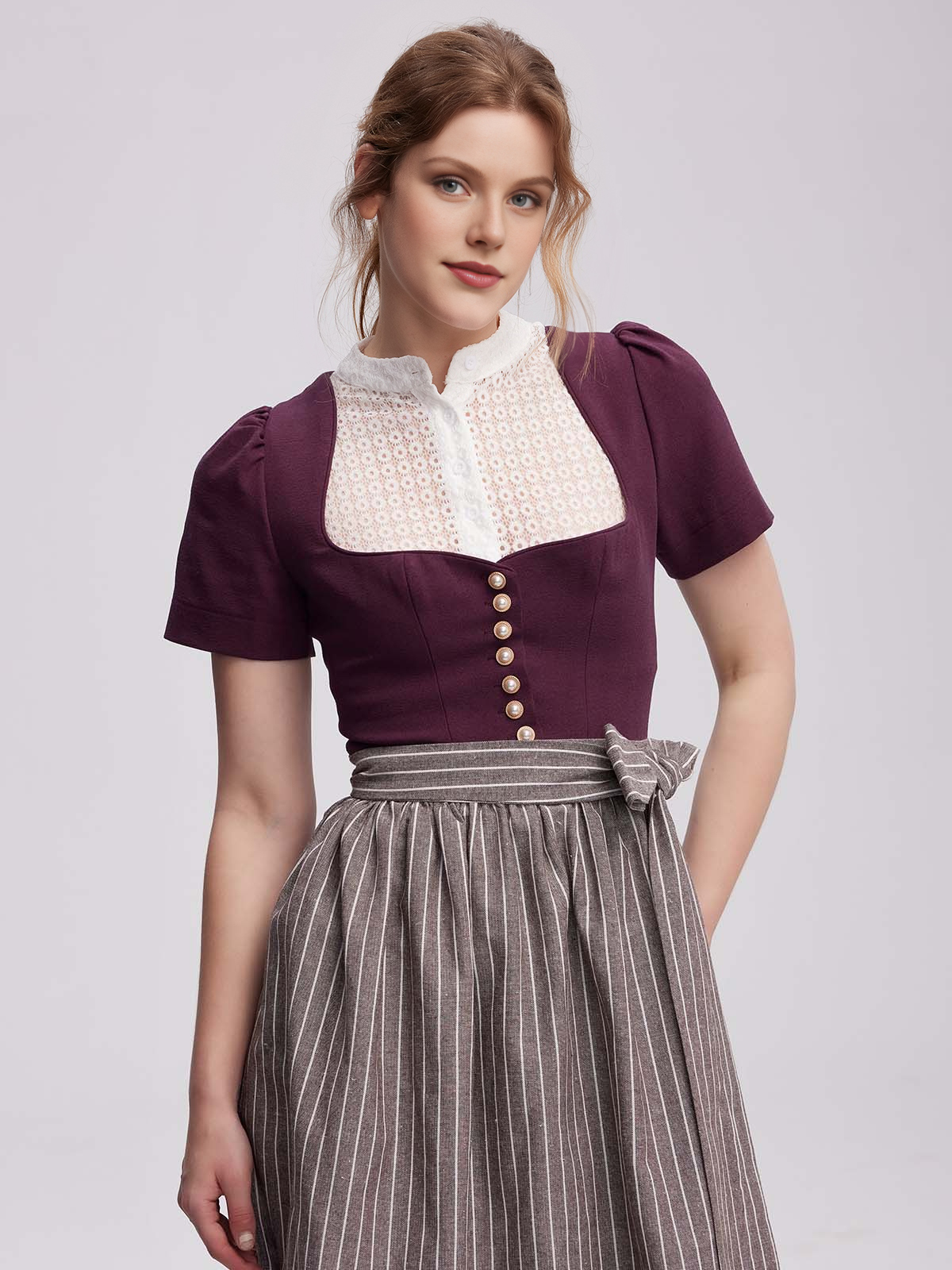 Stilvolles lila Dirndl mit reduziertem Preis