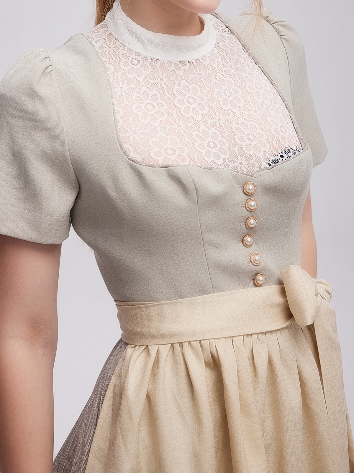 Dirndl Bluse mit V-Ausschnitt in Grau