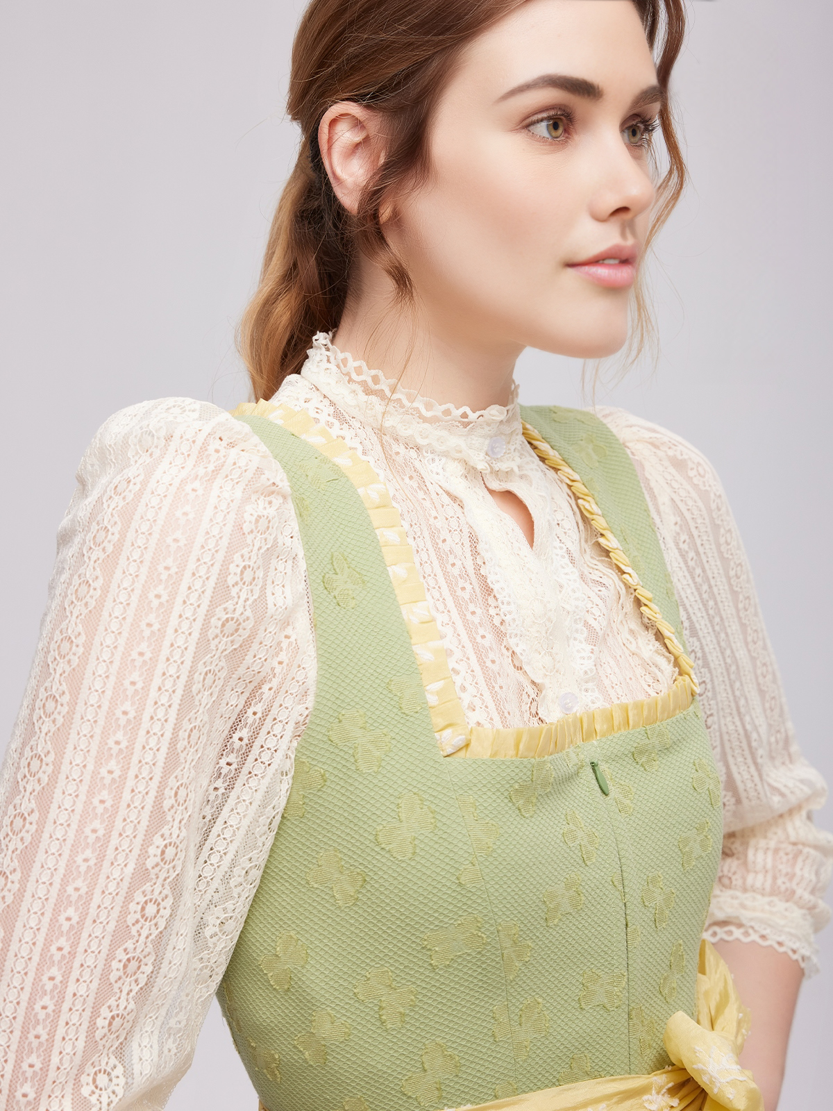 Dirndl mit V-Ausschnitt in Grün