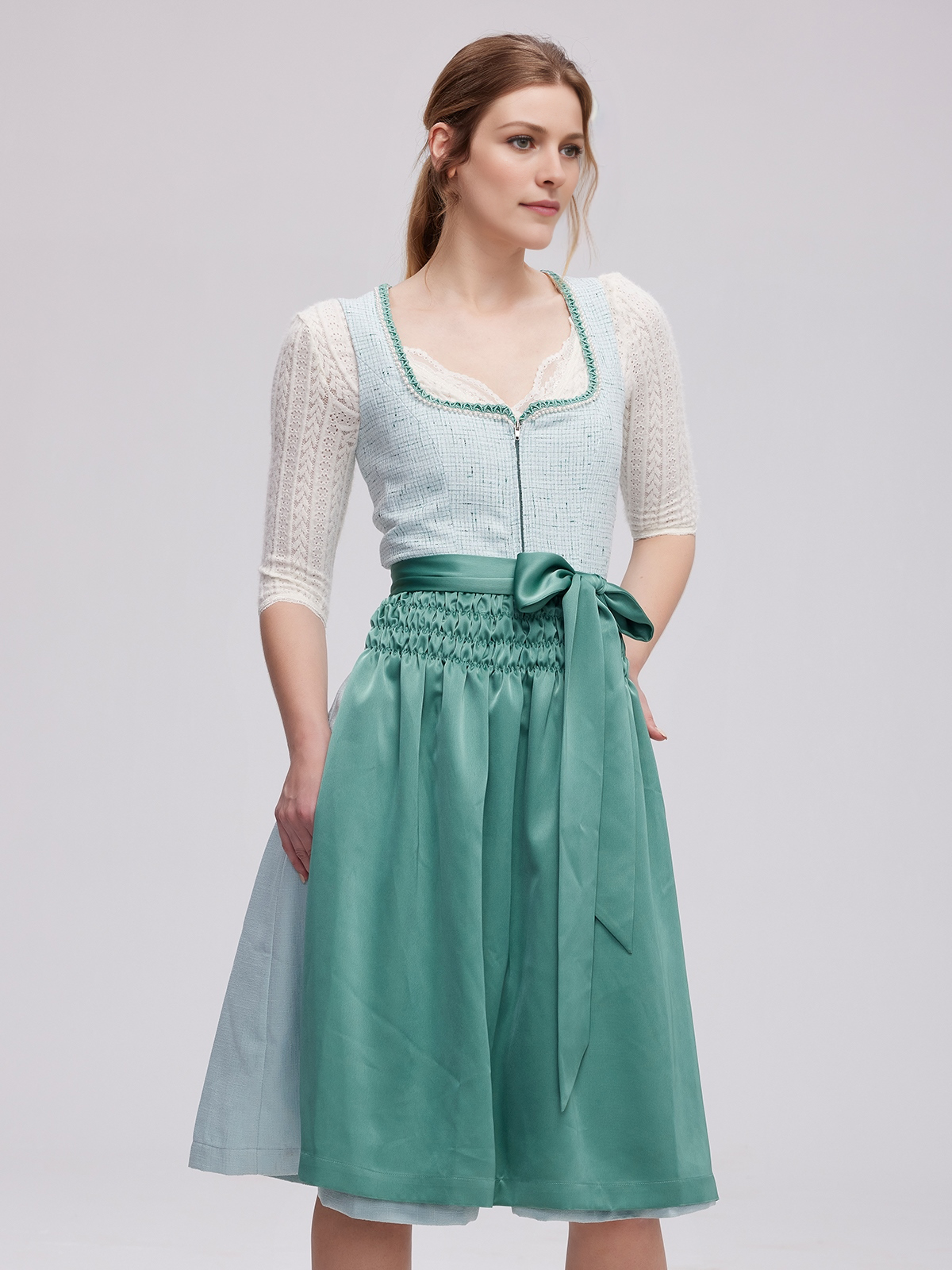 Dunkelgrünes Dirndl mit modernem Schnitt