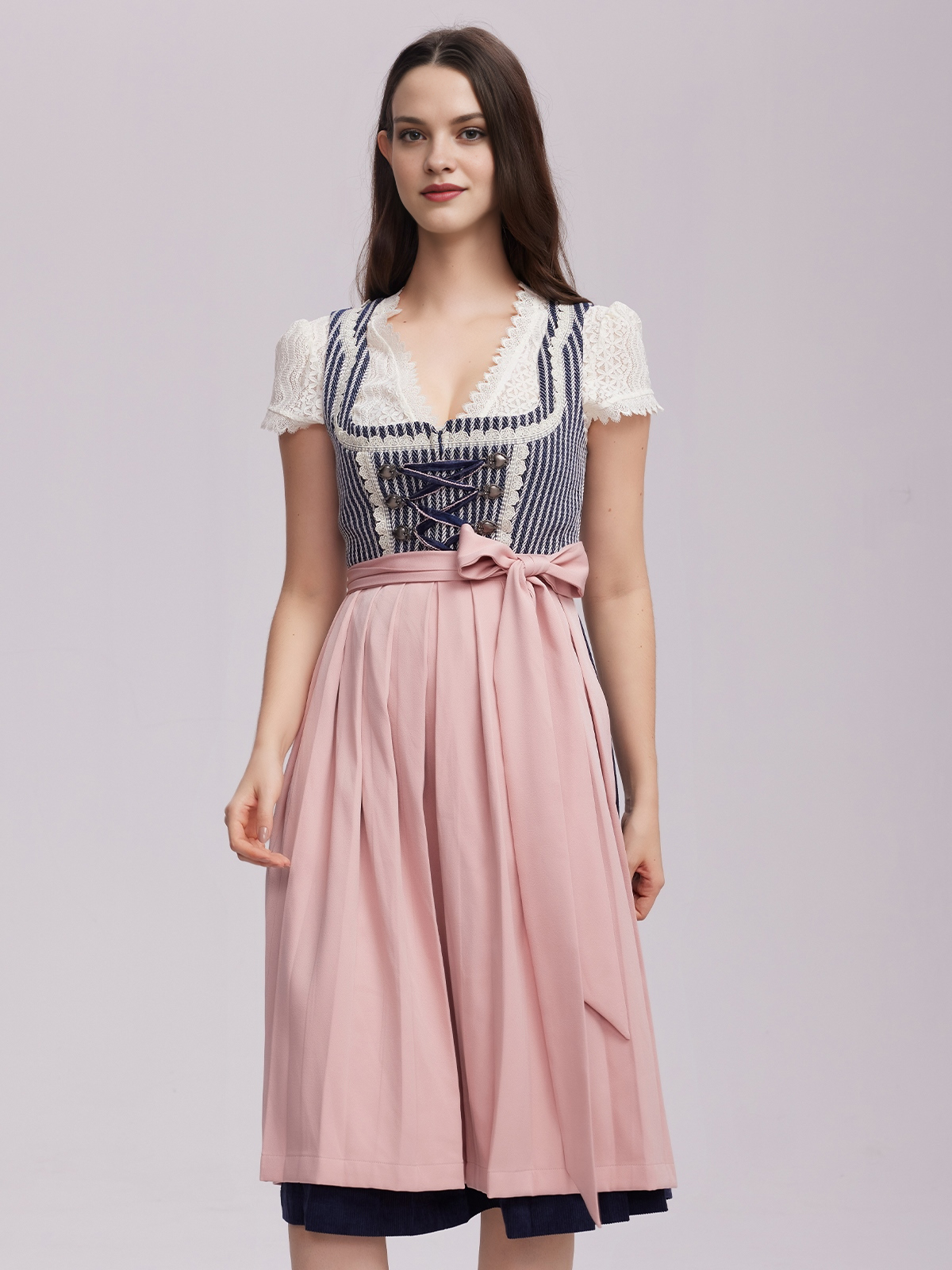 Elegantes blaues Dirndl mit hochgeschlossener Bluse