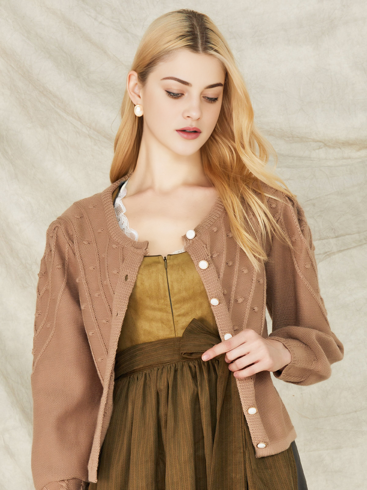Dirndl mit Ausschnitt in Braun