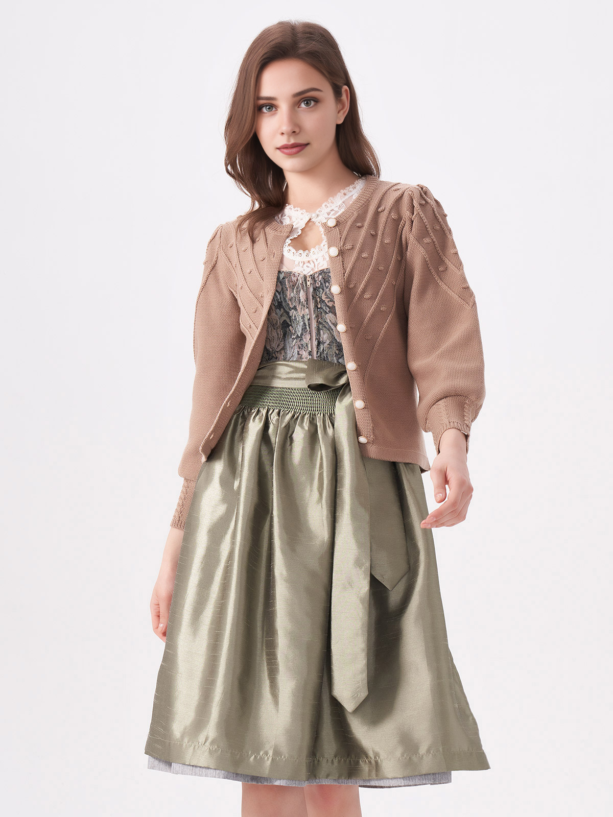 Grünes Dirndl mit floralen Details