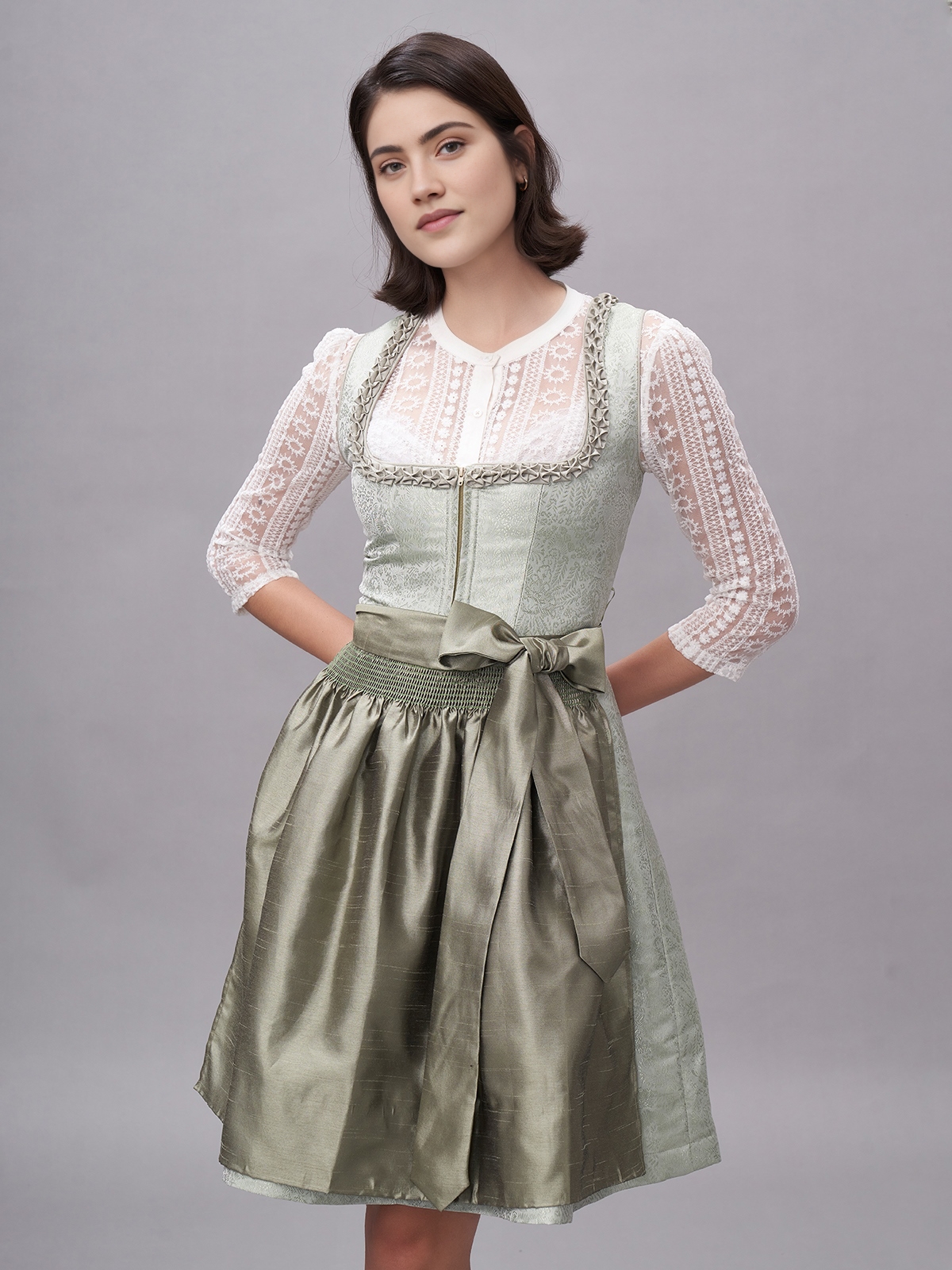 Ein elegantes rosa Dirndl mit Spitzenbesatz