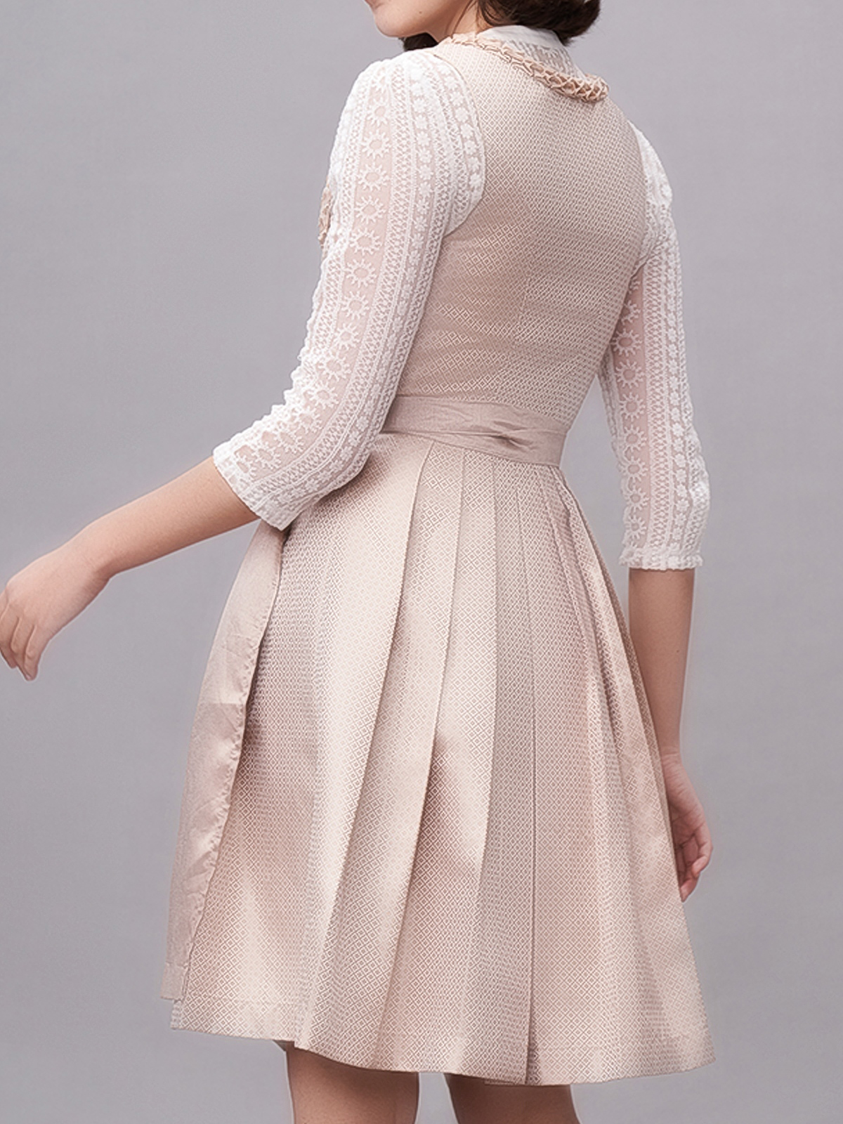 Beige Ehreer-Dirndl mit feinen Stickereien