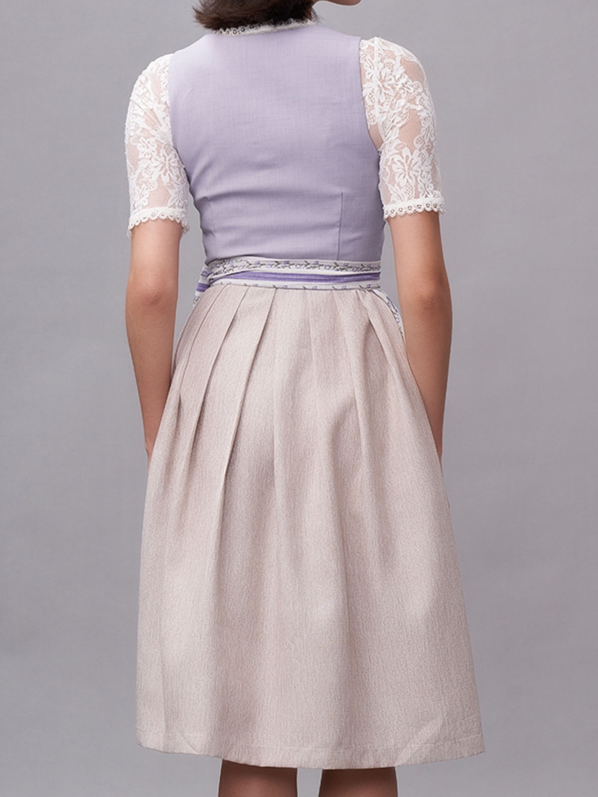 Elegantes lila Dirndl mit traditionellen Elementen