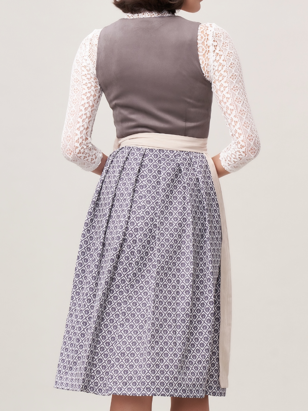 Dirndl in Grau mit hochgeschlossenem Schnitt