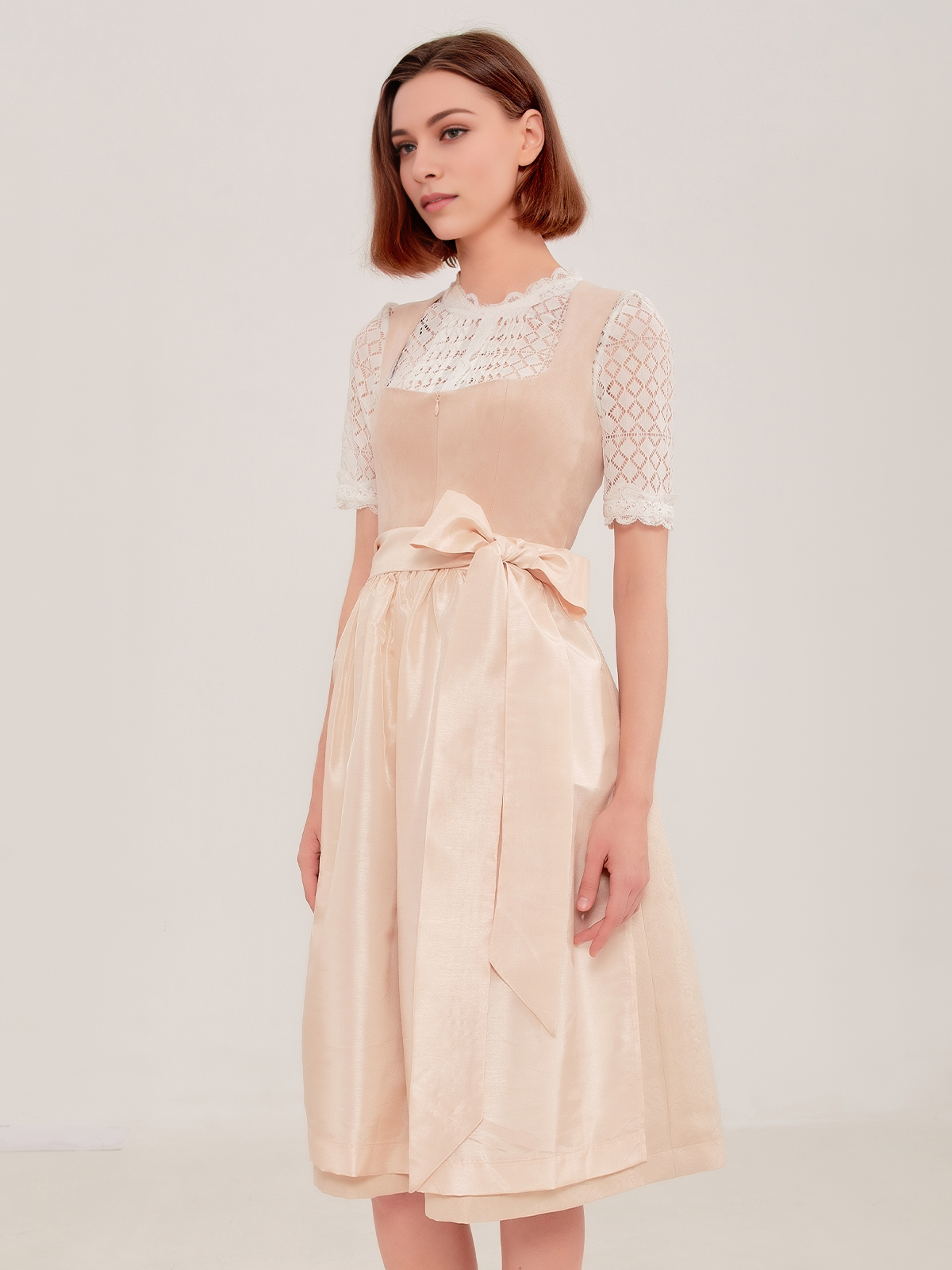 Dunkelrotes Dirndl mit eleganter Stickerei