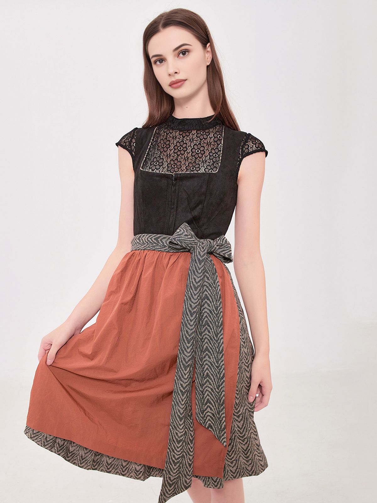 Ein elegantes schwarzes Samt-Dirndl mit floralen Details