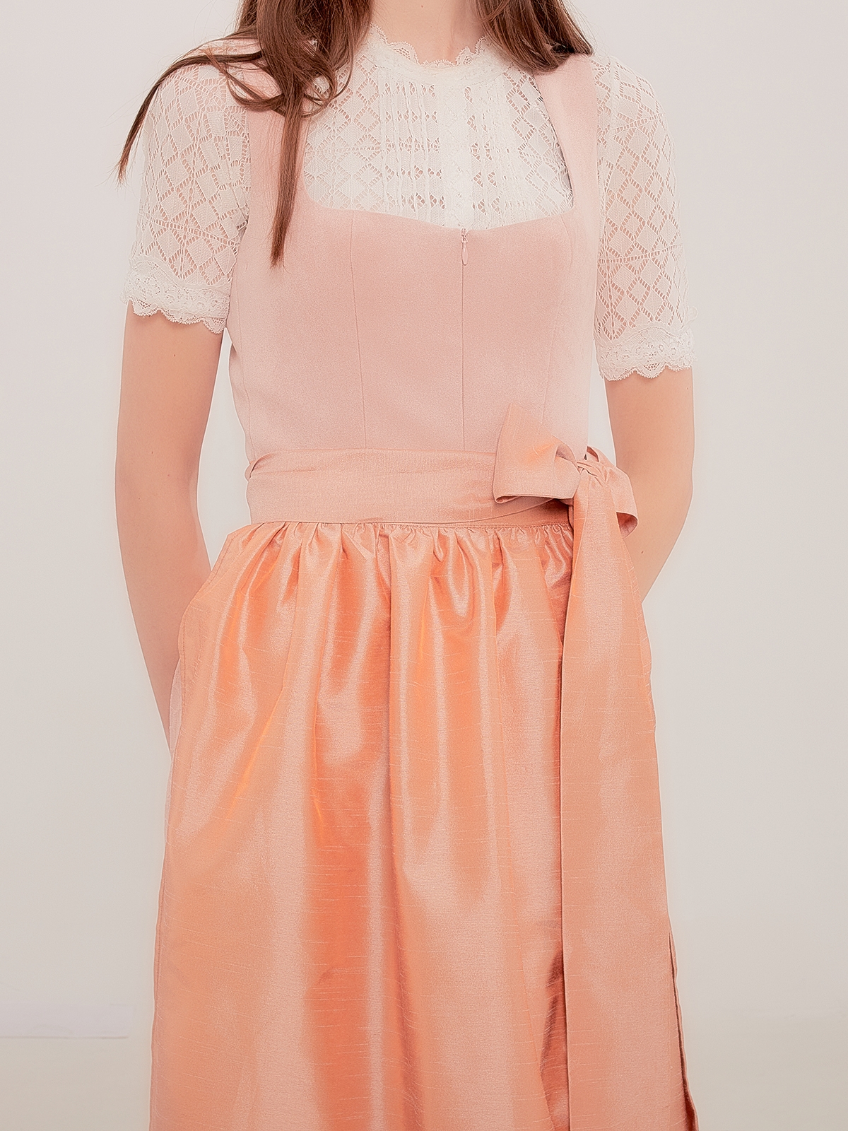 Modernes Dirndl in Rosa mit schlanker Silhouette