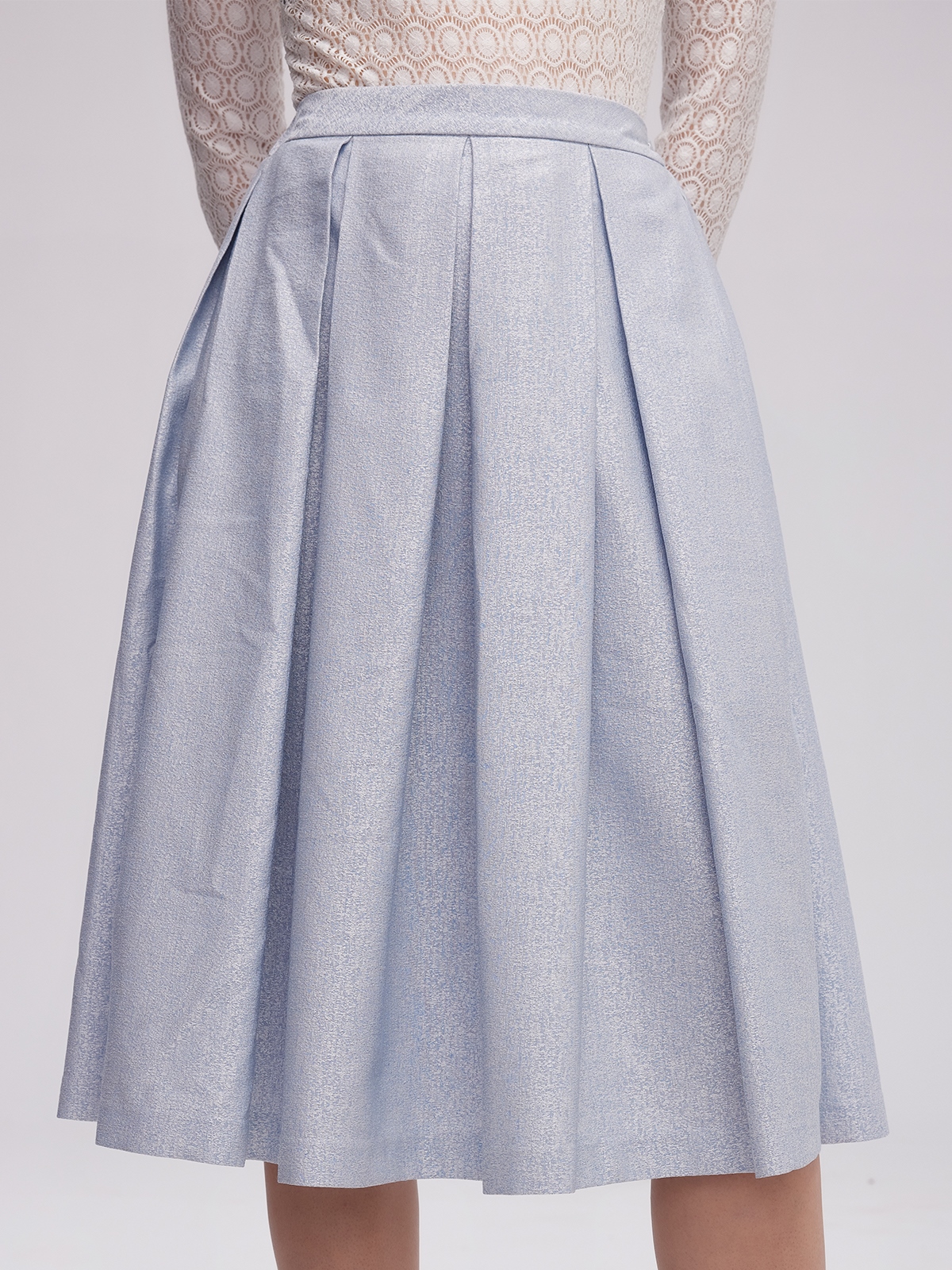 Modernes blaues Dirndl mit floralen Mustern