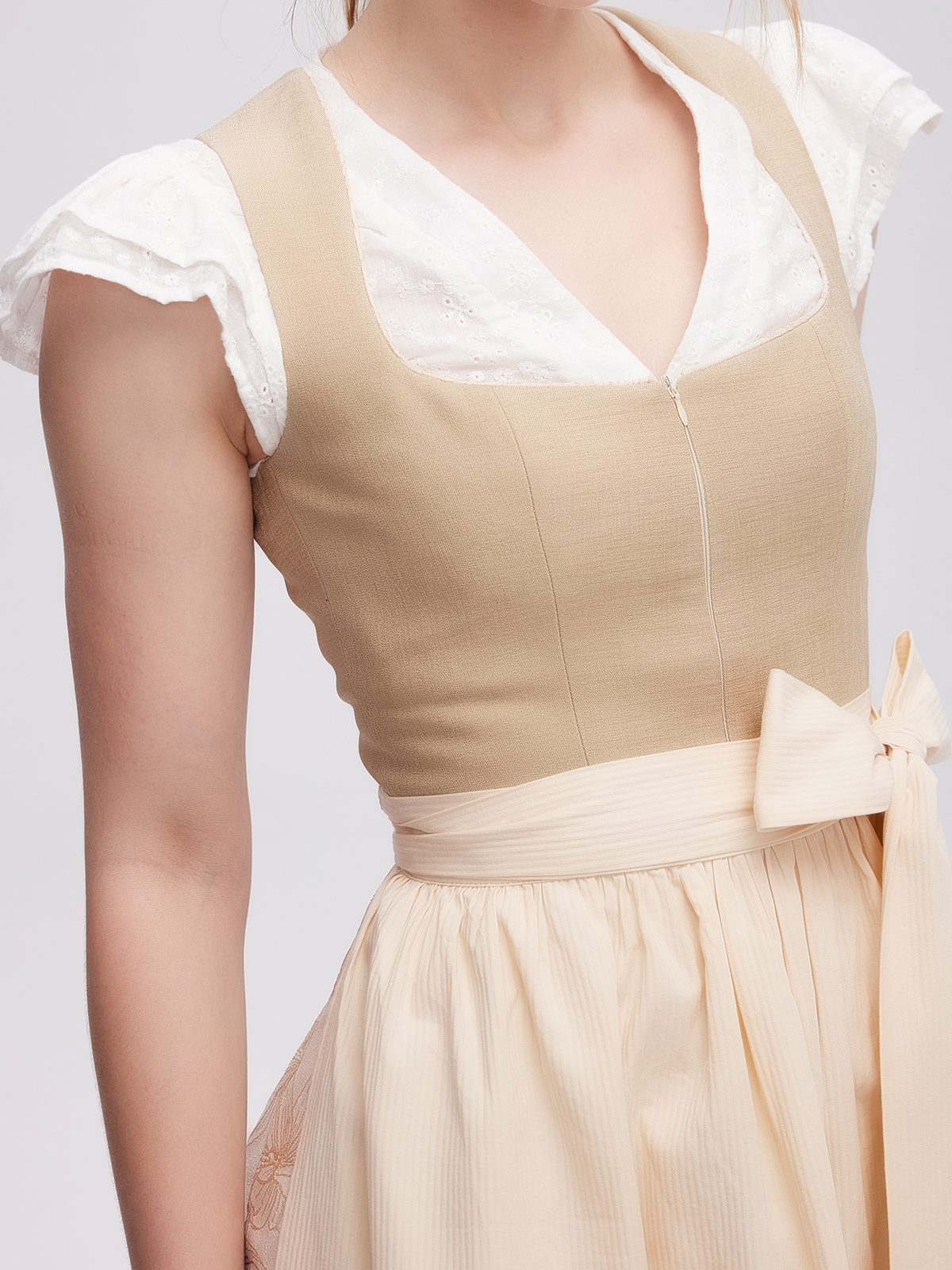 Schwarzes Dirndl mit modernem Schnitt