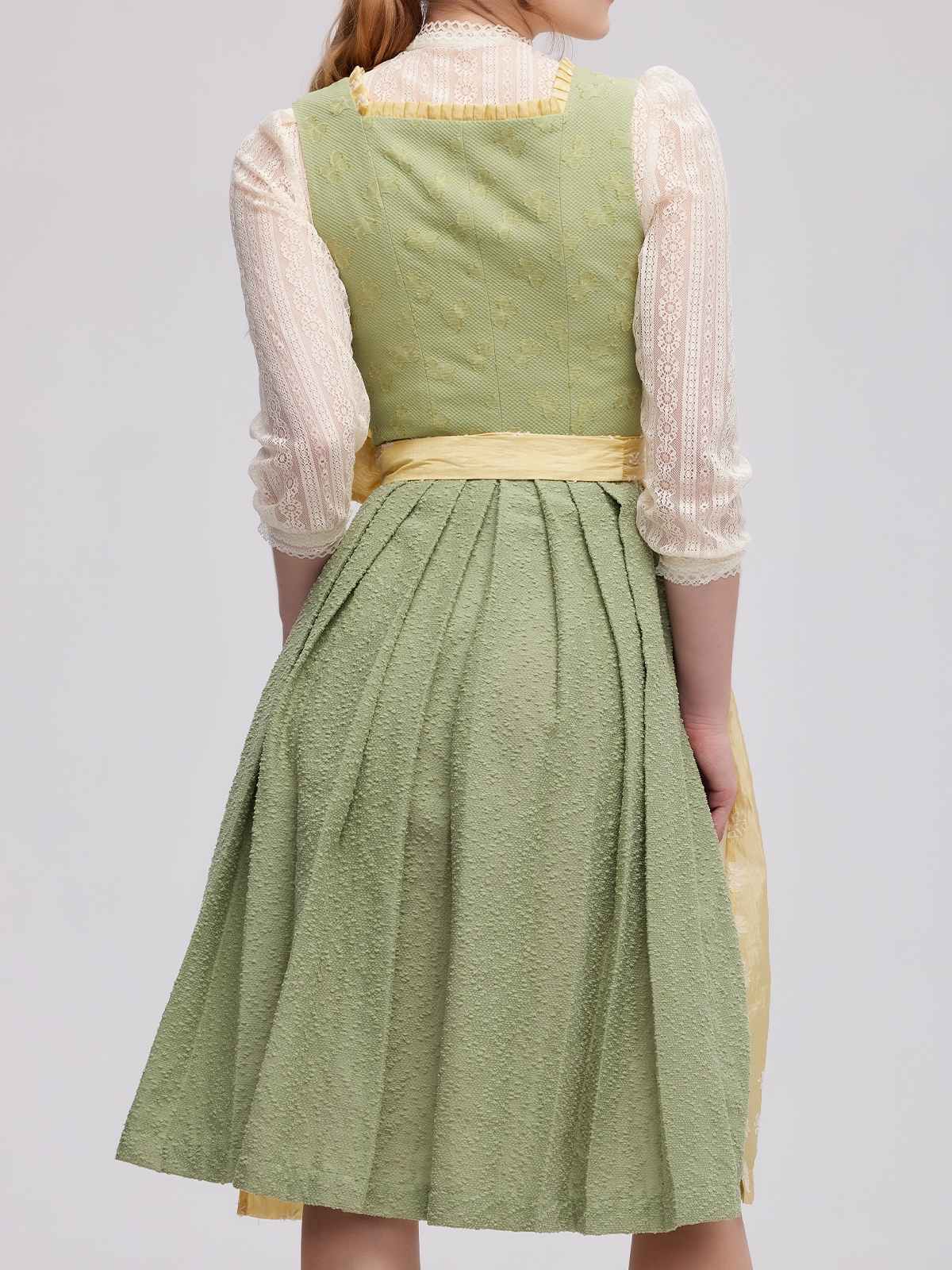 Moderne Dirndl in Grün mit femininem Schnitt