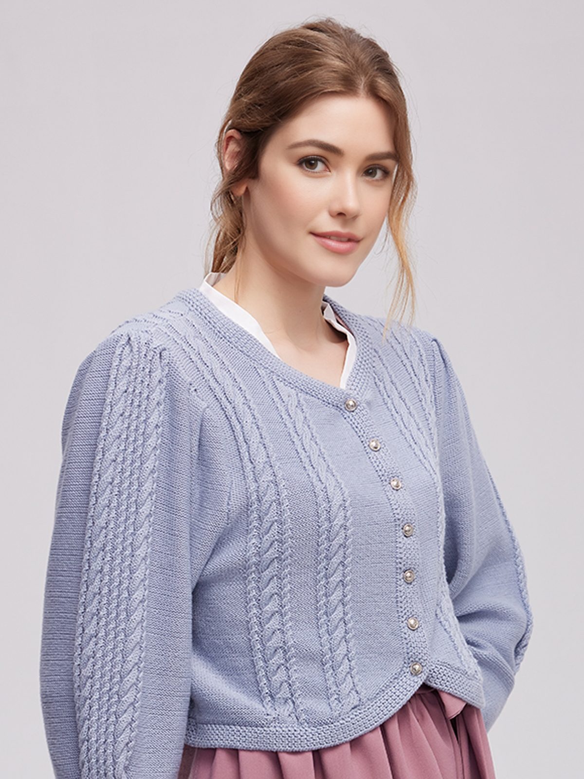 Braunes Dirndl mit blauer Stickerei