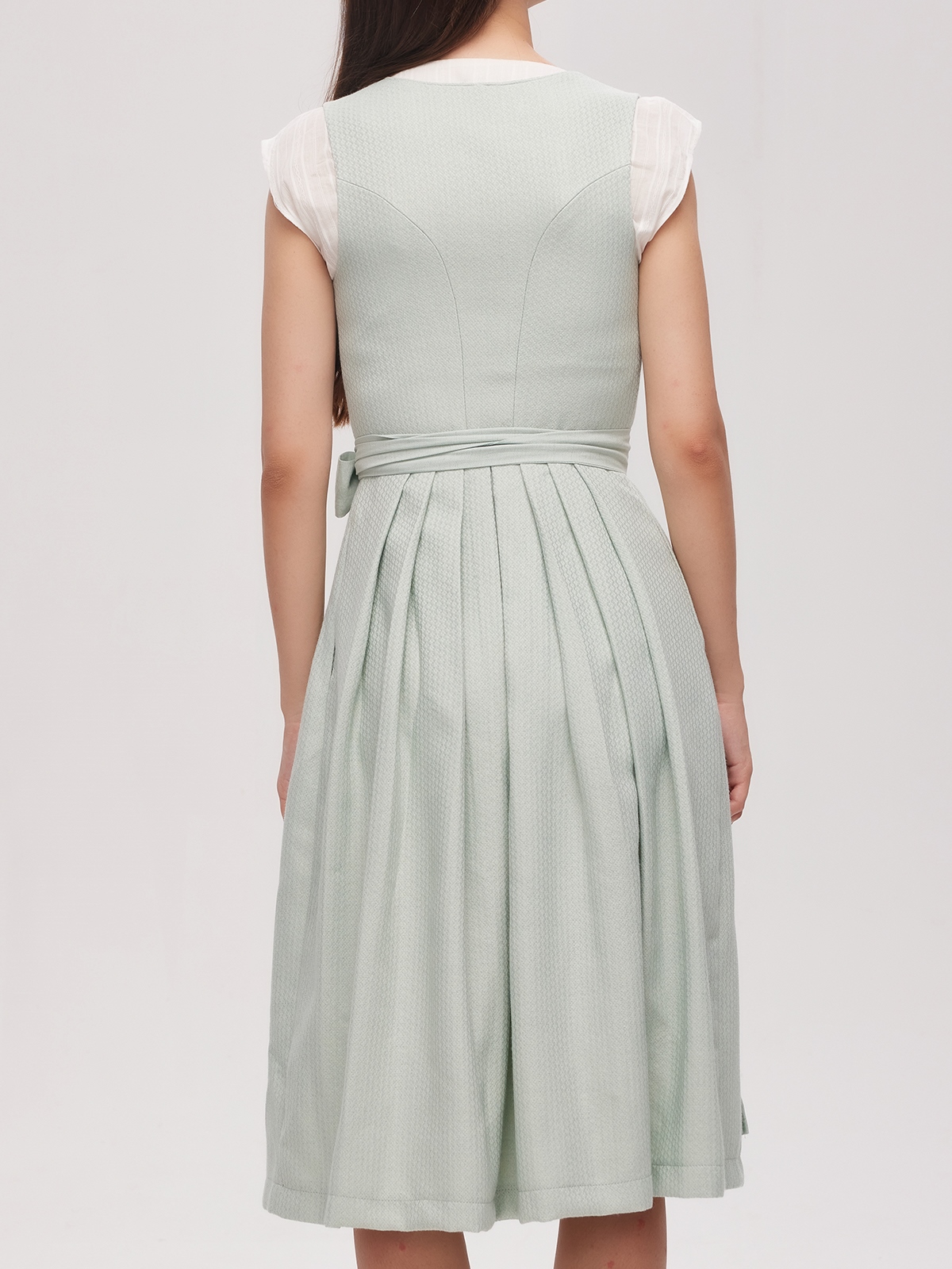 Grünes Dirndl mit traditionellem Schnitt und modernen Details