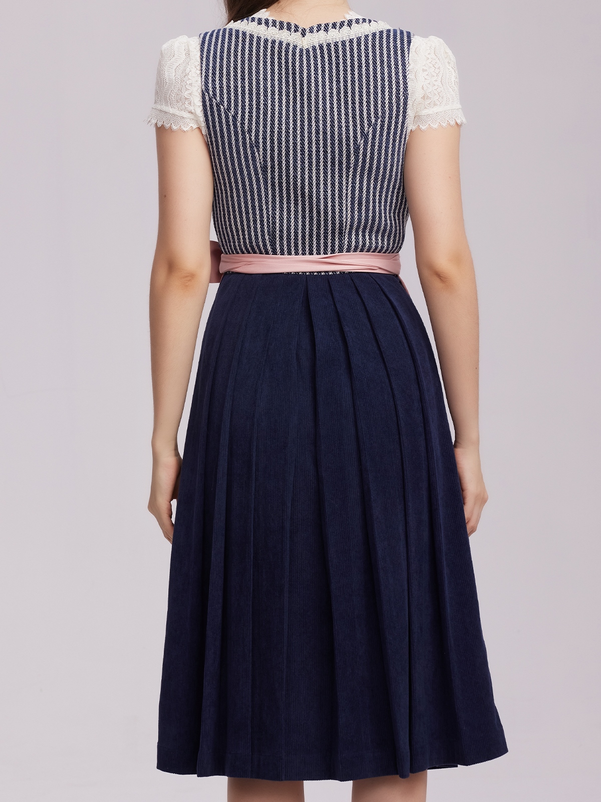 Grünes Dirndl mit traditioneller Schürze