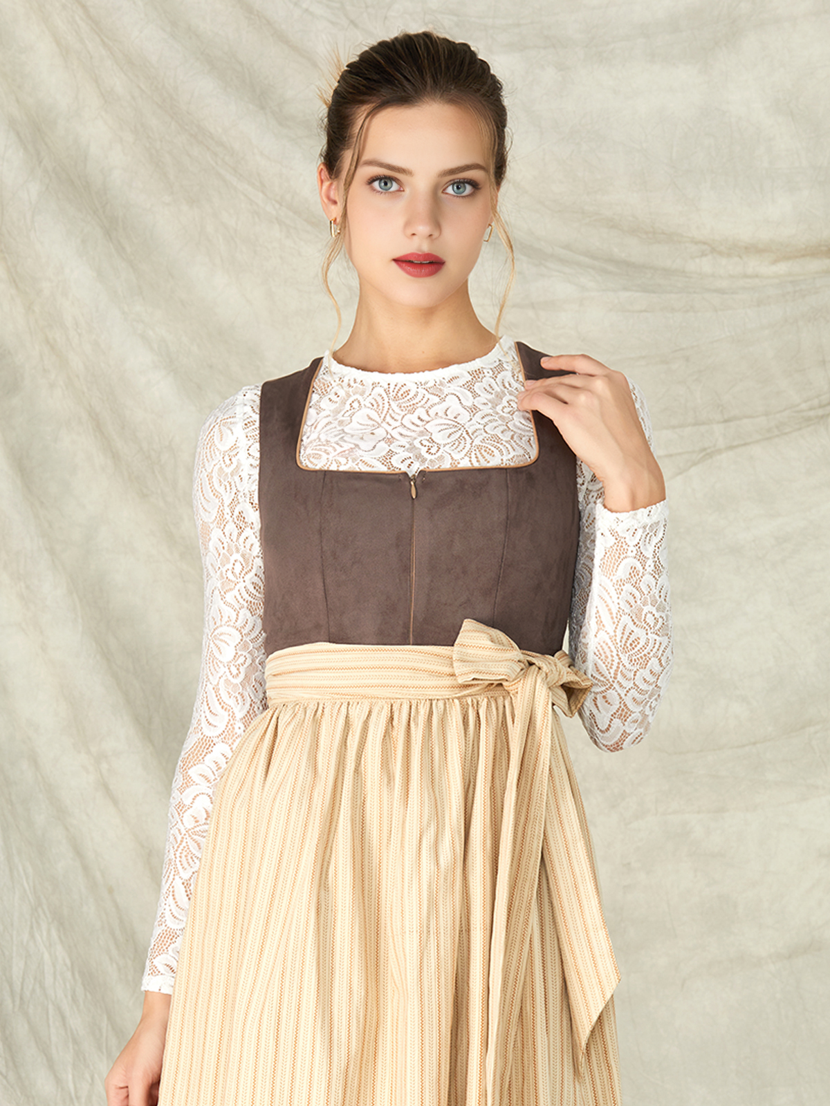 Dirndlbluse Langarm Weiß mit Spitzenverzierung