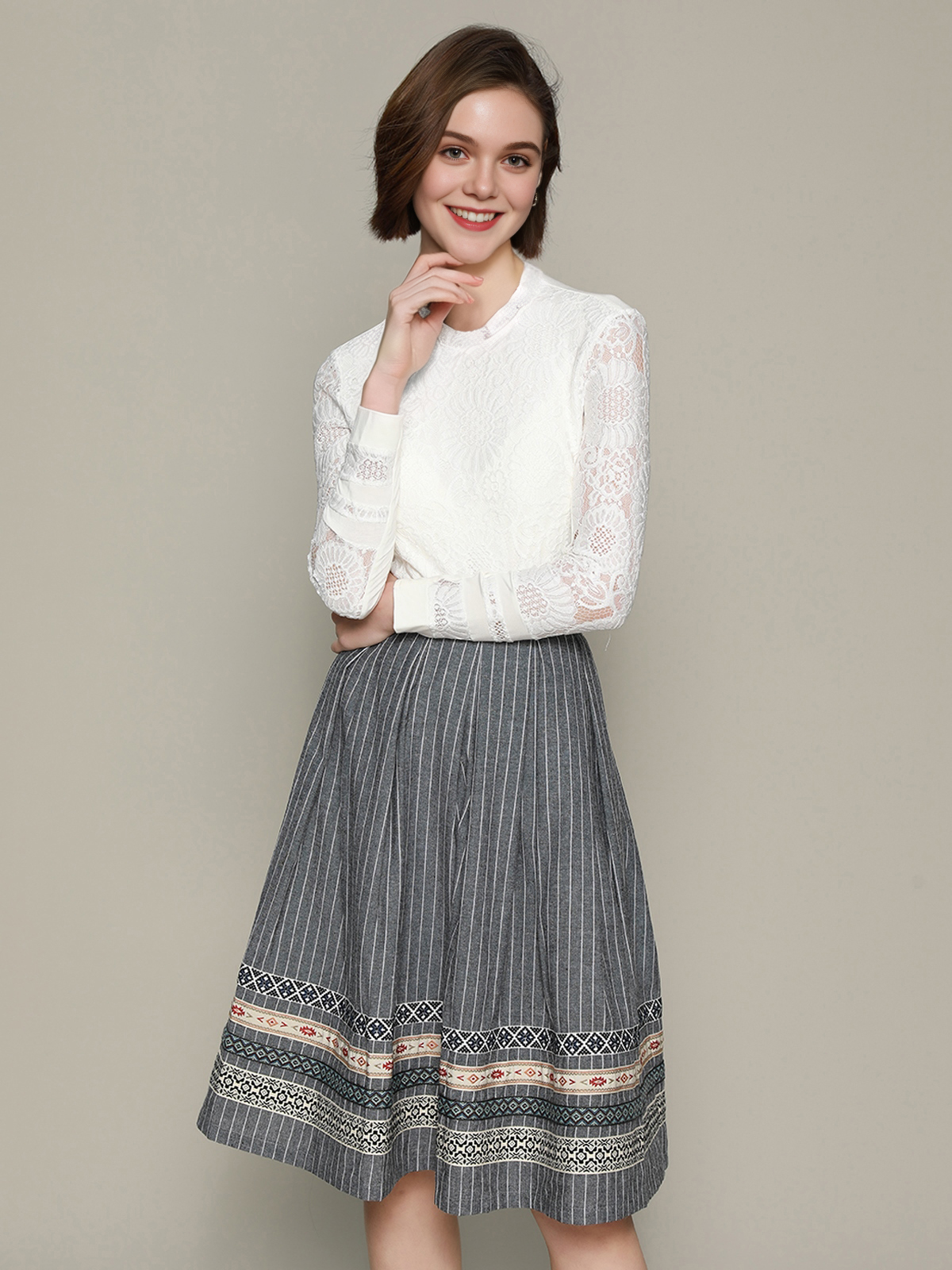 Stylisches hellblaues Dirndl mit passenden Accessoires