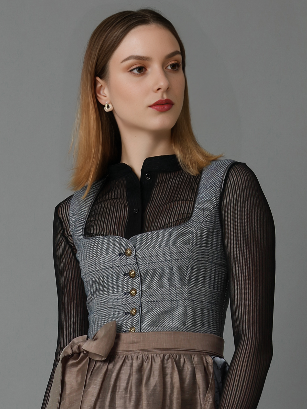 Elegantes graues Dirndl mit Knopfdetails