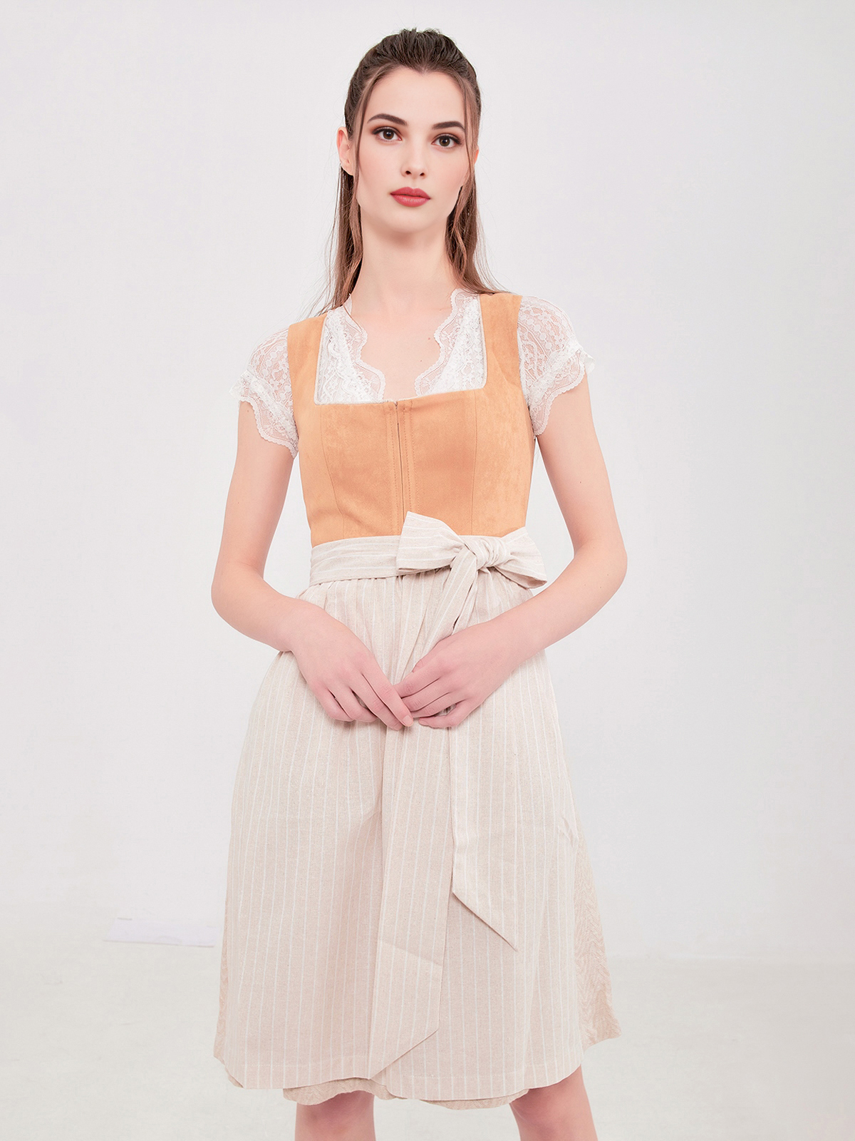 Dirndl in Braun mit traditionellem Schnitt