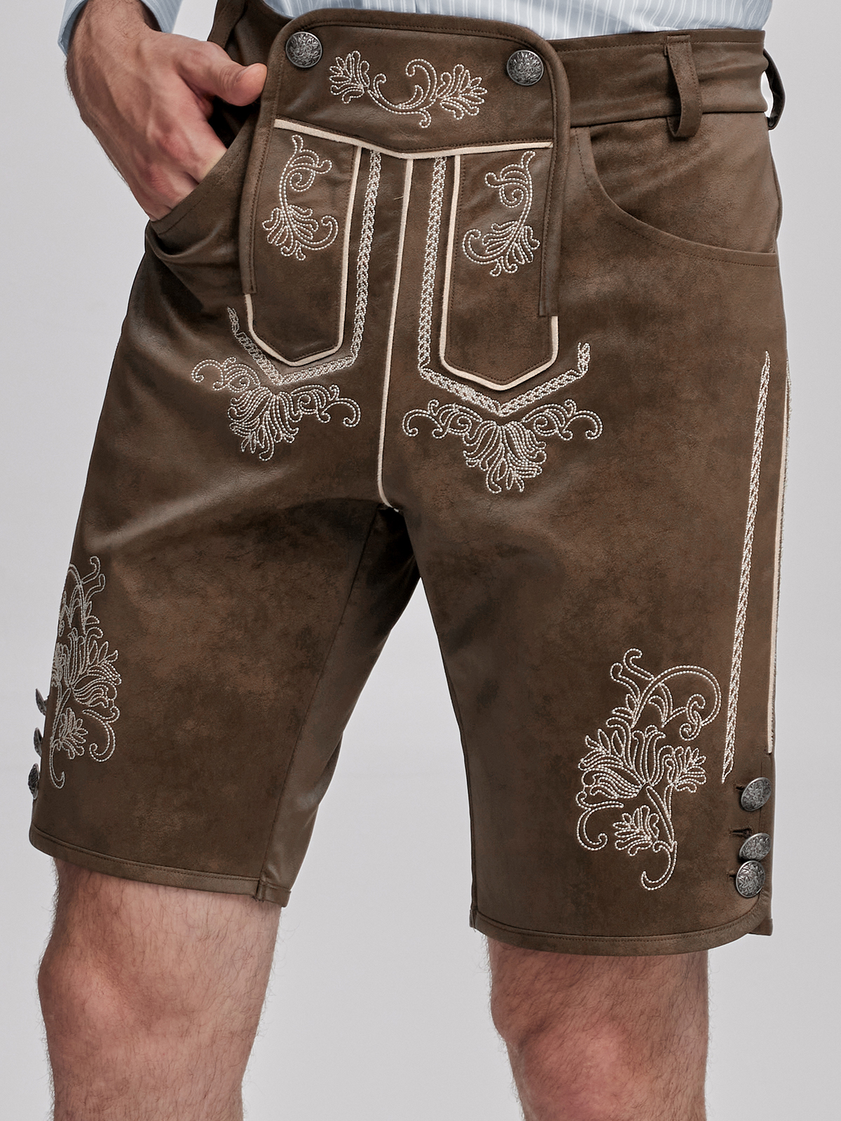 Dirndl-Styling mit Lederhose