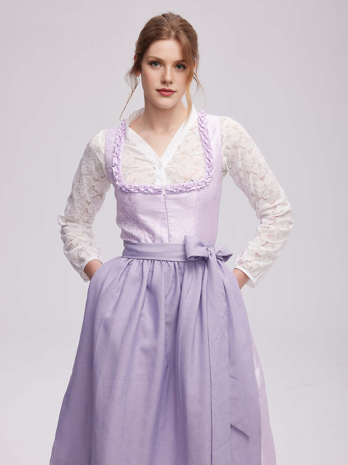 Ein samtenes lila Dirndl mit floralen Details