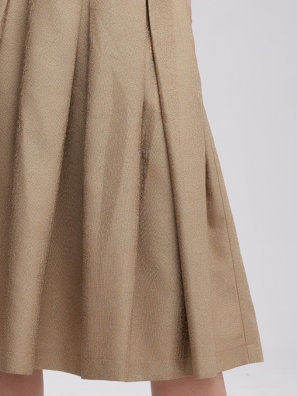 Dirndl in Grün mit floralen Akzenten