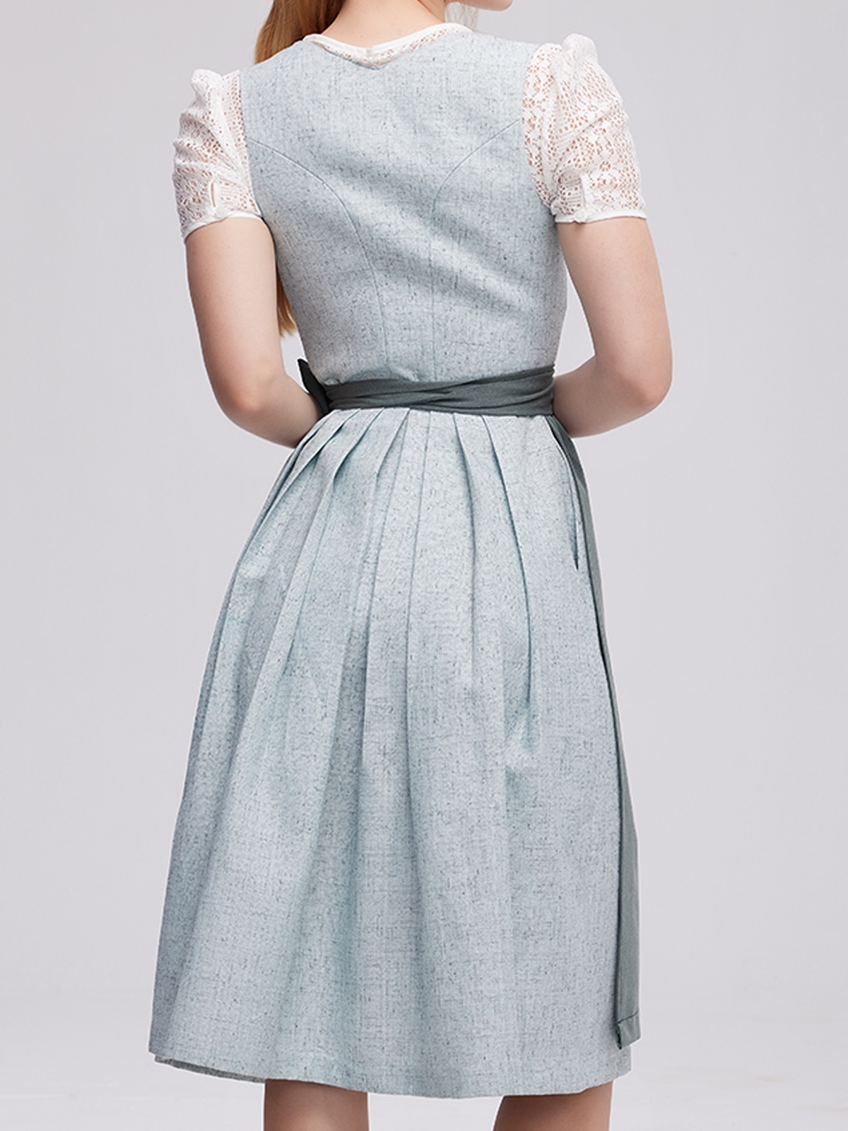 Elegantes grünes Dirndl