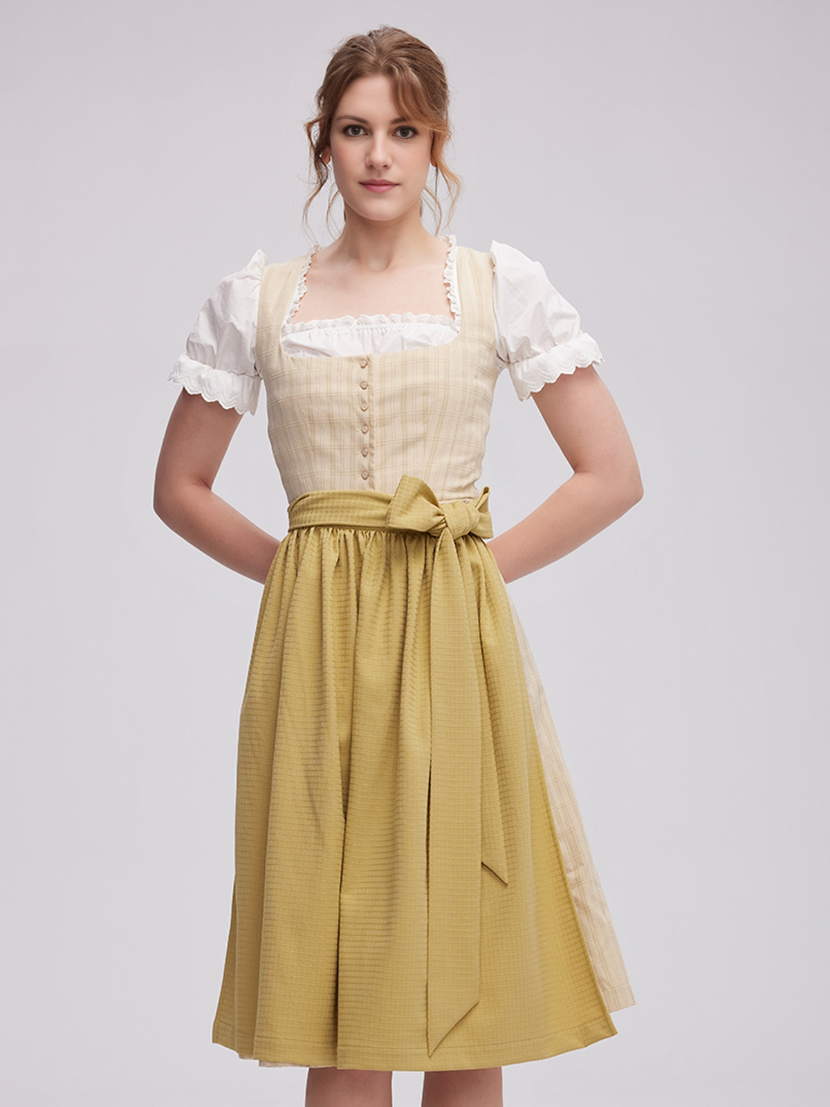 Dirndl Dunkelgrün mit stilvoller Frisur