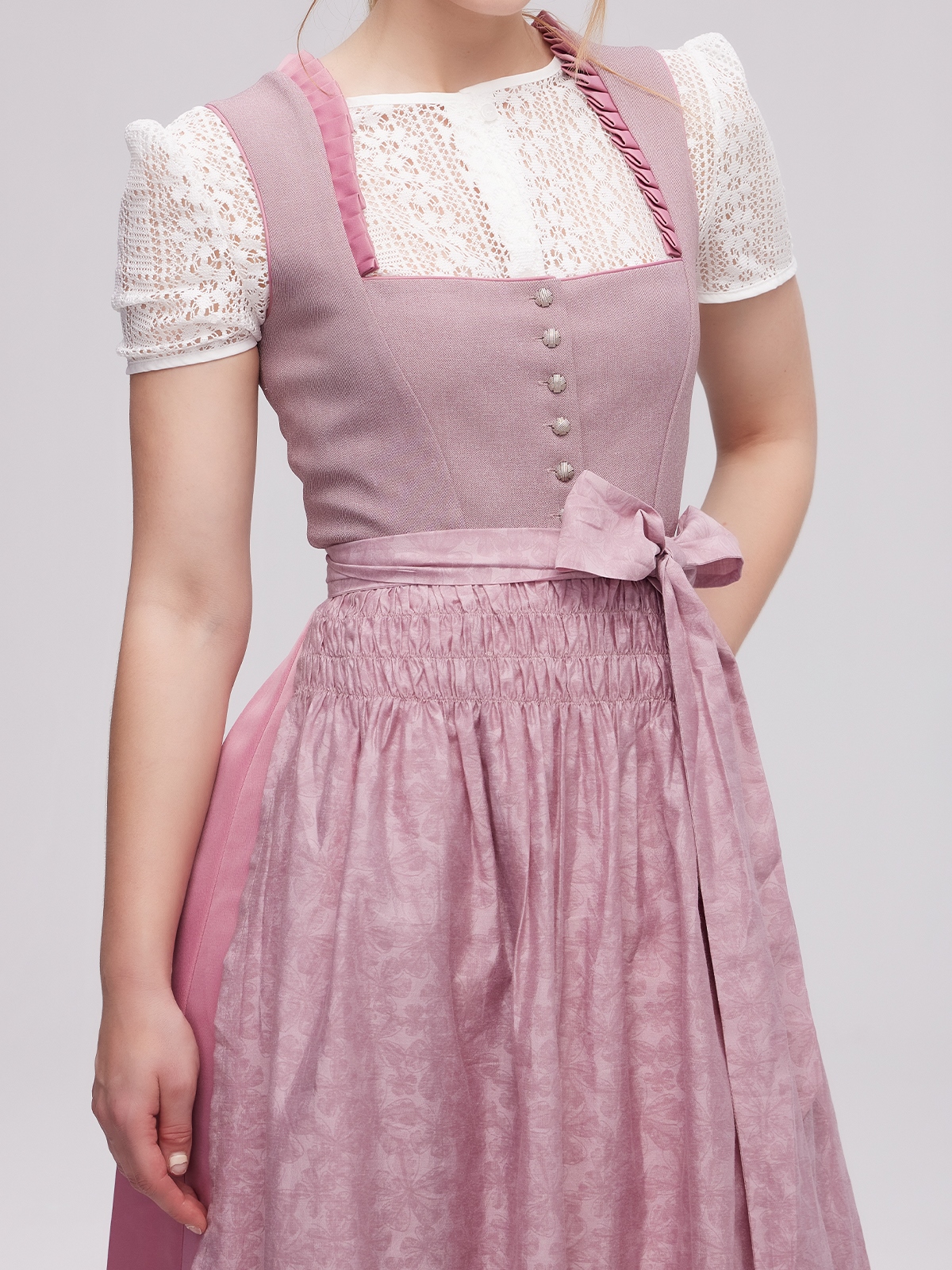 Elegantes lila Dirndl mit floralen Mustern
