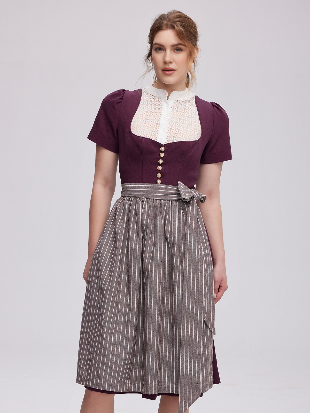 Modernes lila Samt-Dirndl mit aufwendiger Stickerei