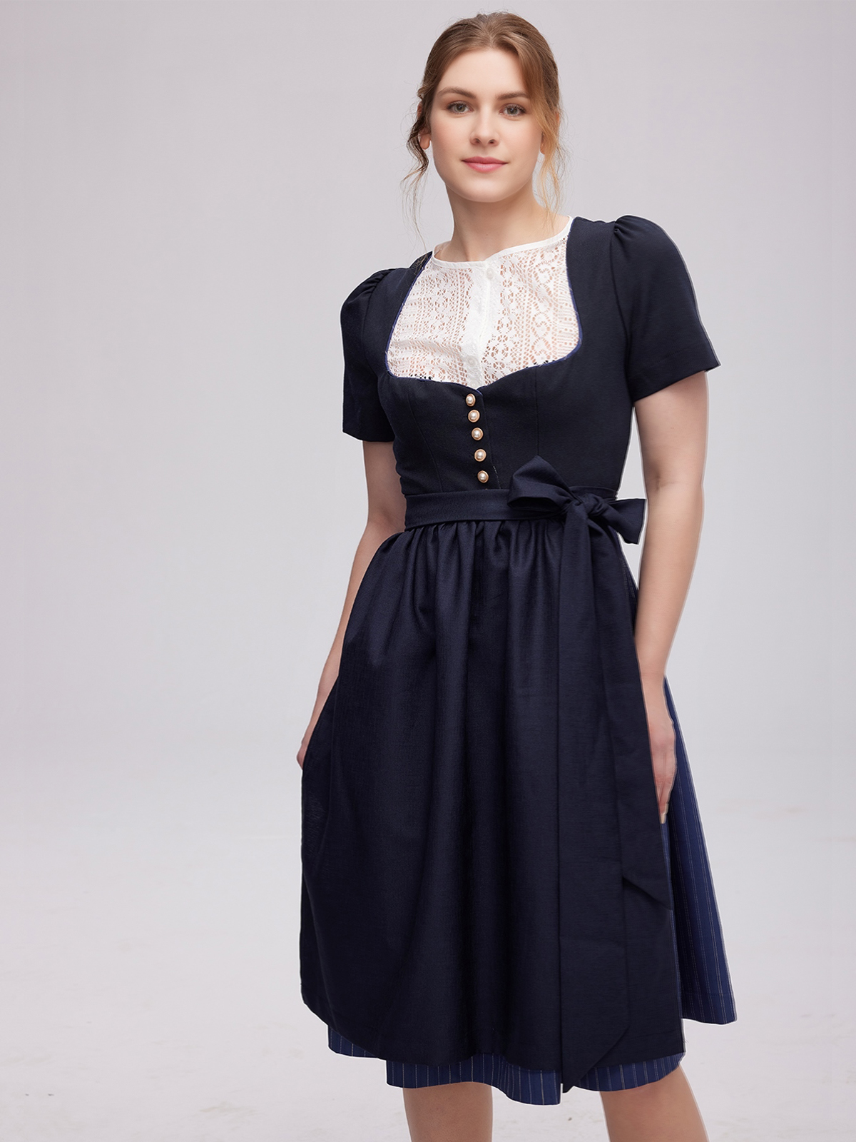 Modernes Dirndl in Blau mit figurbetonter Silhouette