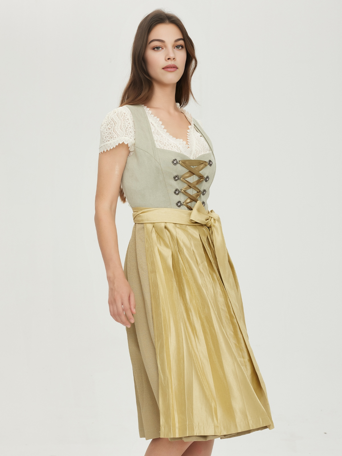 Ein grünes Dirndl mit floralen Details