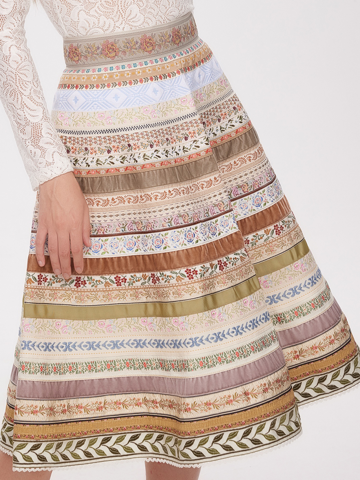 Elegantes Dirndl in Beige mit modernem Schnitt